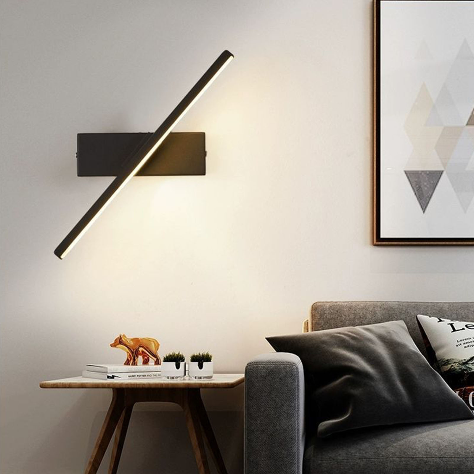 Eine moderne schwarze Wandleuchte mit hellem Licht, die an einer Wand installiert ist.