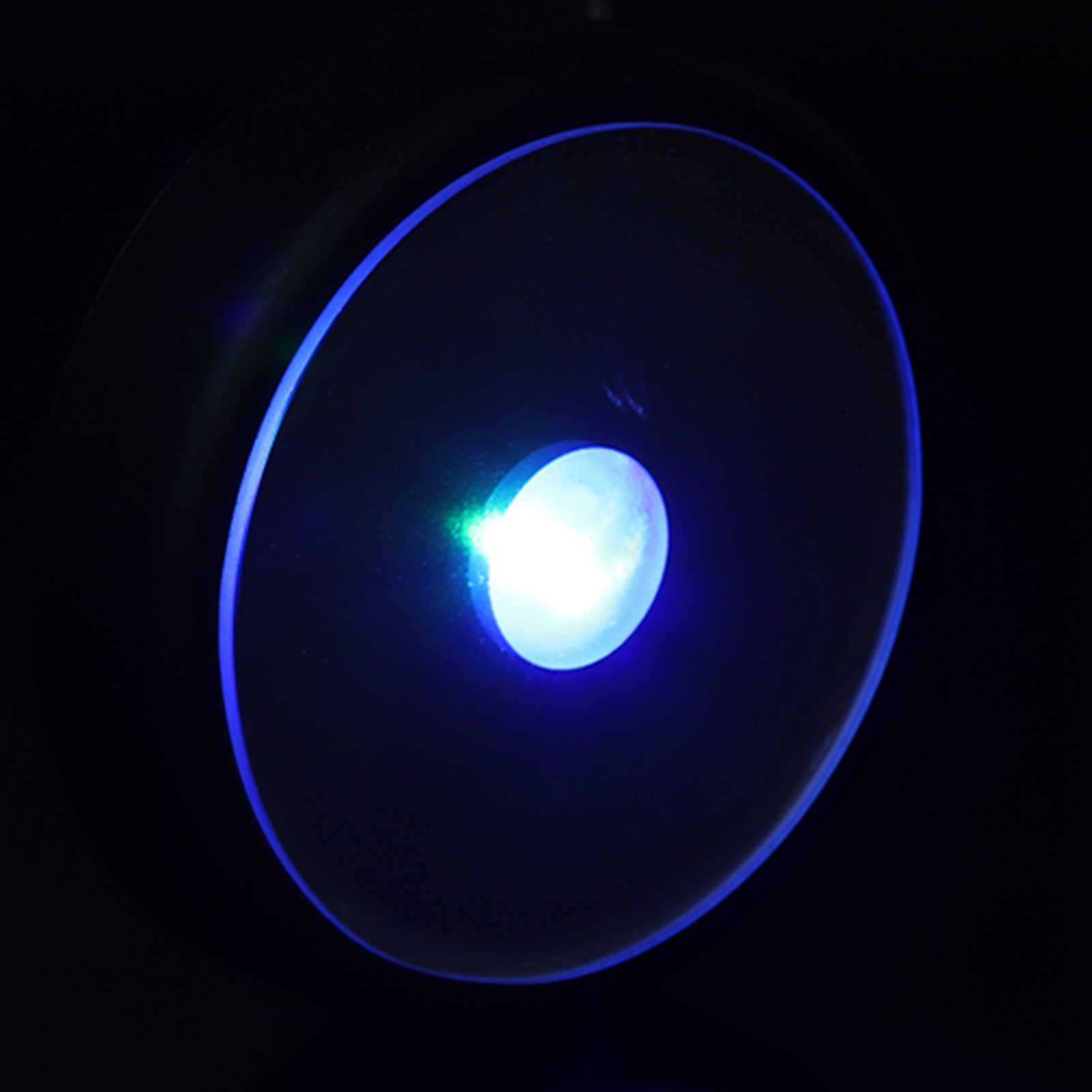 Eine kreisförmige LED-Leuchte mit einem blauen Außenring und einem hellen Mittellicht.