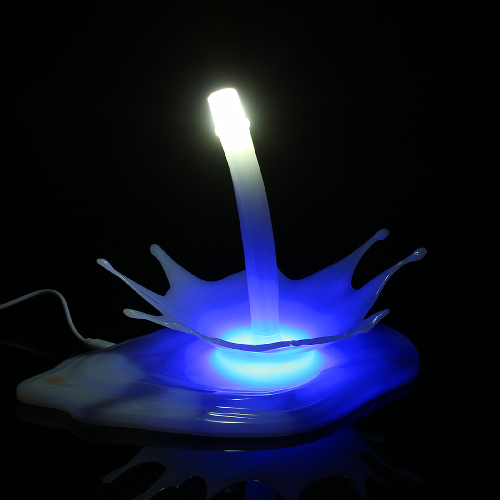 Eine Lampe mit spritzartigem Design und einem hohen, hellen Licht, das aus der Mitte austritt.