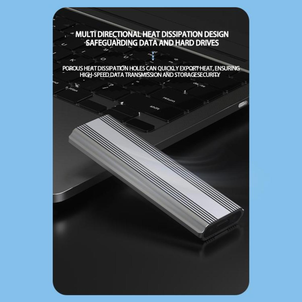 Eine silberne externe Festplatte auf einer Laptop-Tastatur, mit Text über Datenschutz.