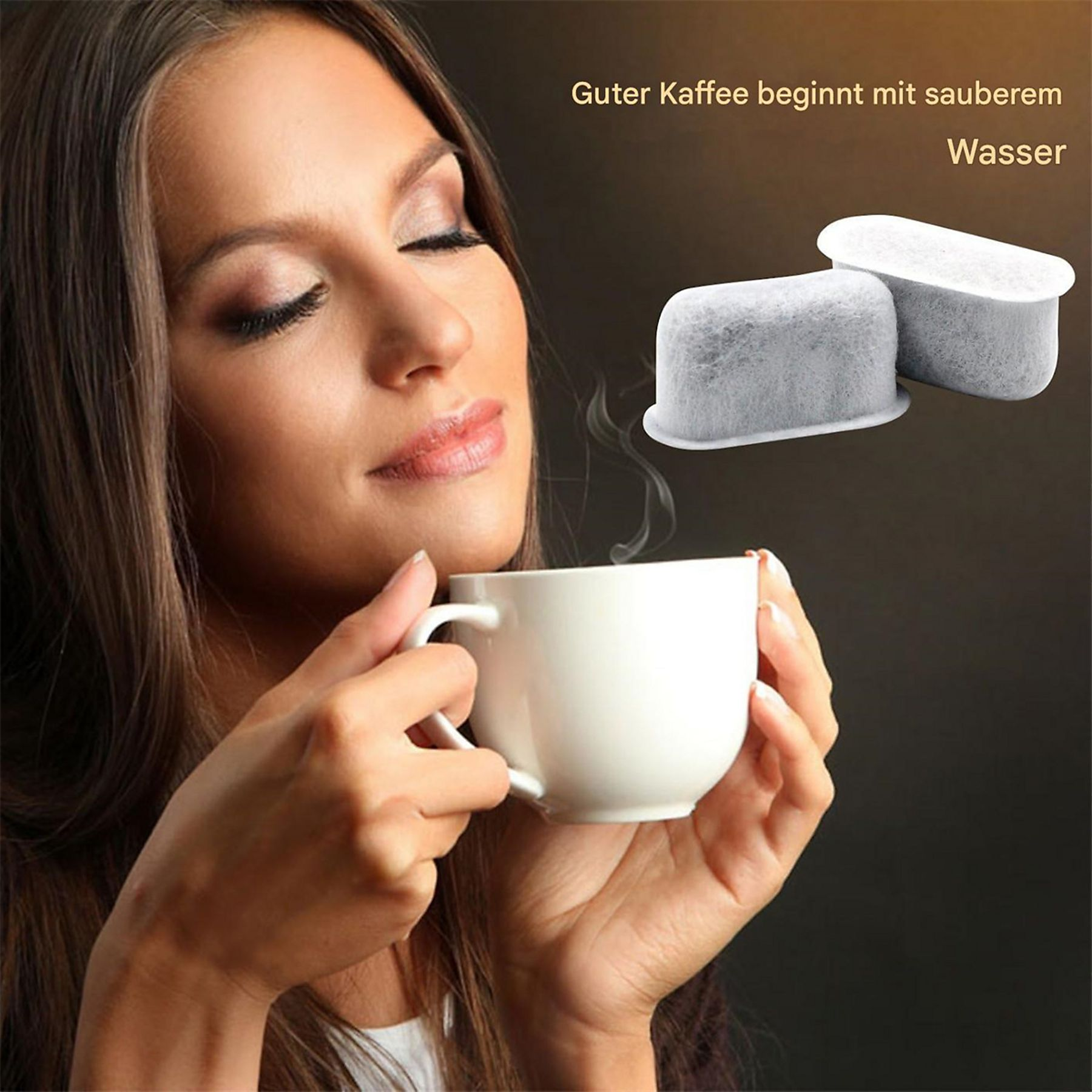 Eine Frau hält einen weißen Becher, die Augen geschlossen, in der Nähe von zwei Kaffeefiltern. Text: "Guter Kaffee beginnt mit sauberem Wasser."