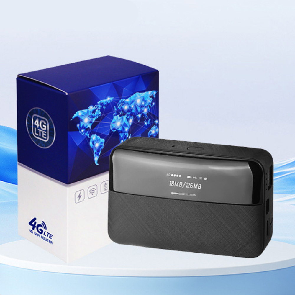 Schwarzer 4G-LTE-WLAN-Router mit blau-weißer Box. Eine Frau benutzt im Hintergrund ein Telefon.