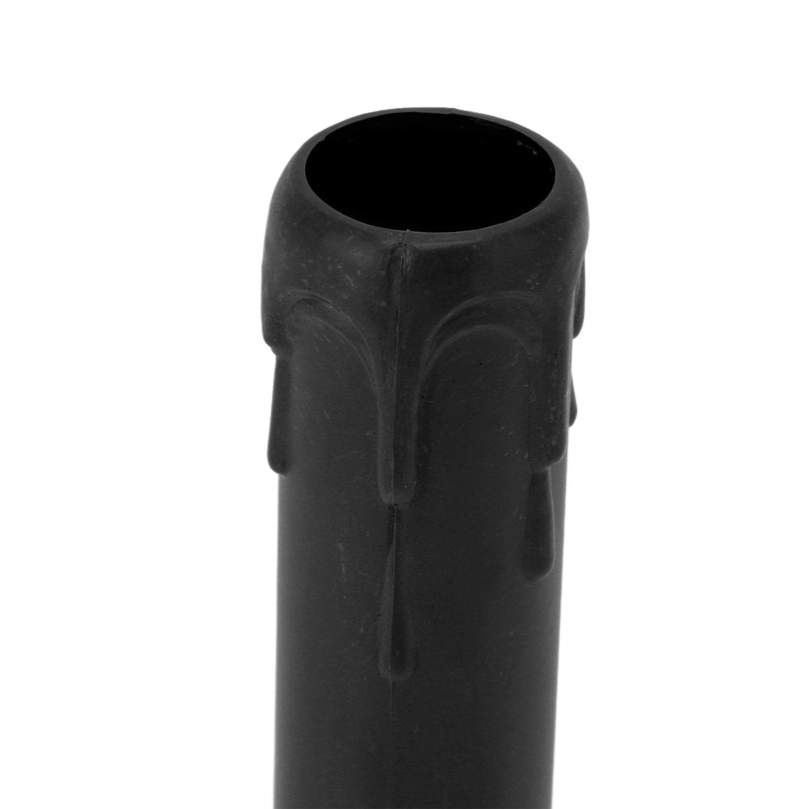 Eine Nahaufnahme zeigt eine schwarze Kerzenabdeckung mit einem tropfenden Wachseffekt auf einem weißen Hintergrund.