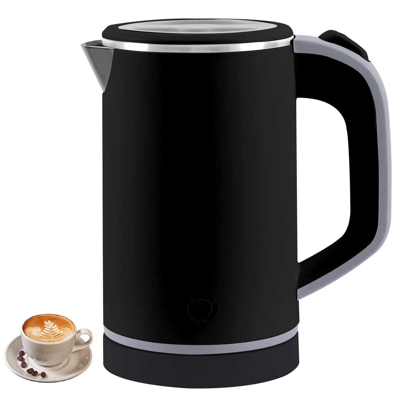 Ein schwarzer elektrischer Wasserkocher mit einer Tasse Kaffee. Weißer Hintergrund. Der Wasserkocher hat einen Griff und einen Sockel.