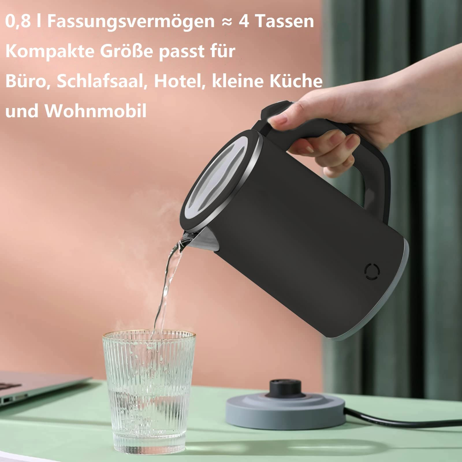 Schwarzer Wasserkocher gießt Wasser in ein Glas. Graue Basis mit Griff.