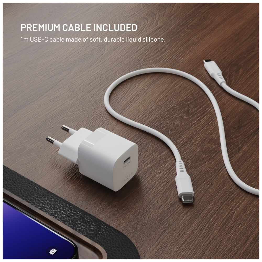 Weißes Ladegerät mit USB-C-Kabel auf einer Holzoberfläche.