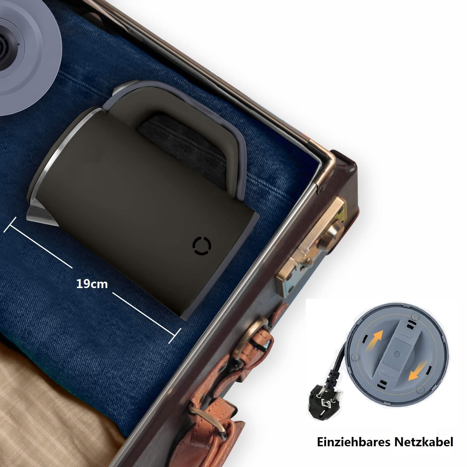 Schwarzer Elektro-Wasserkocher in einem braunen Koffer, Abmessungen und Kabeldetails.