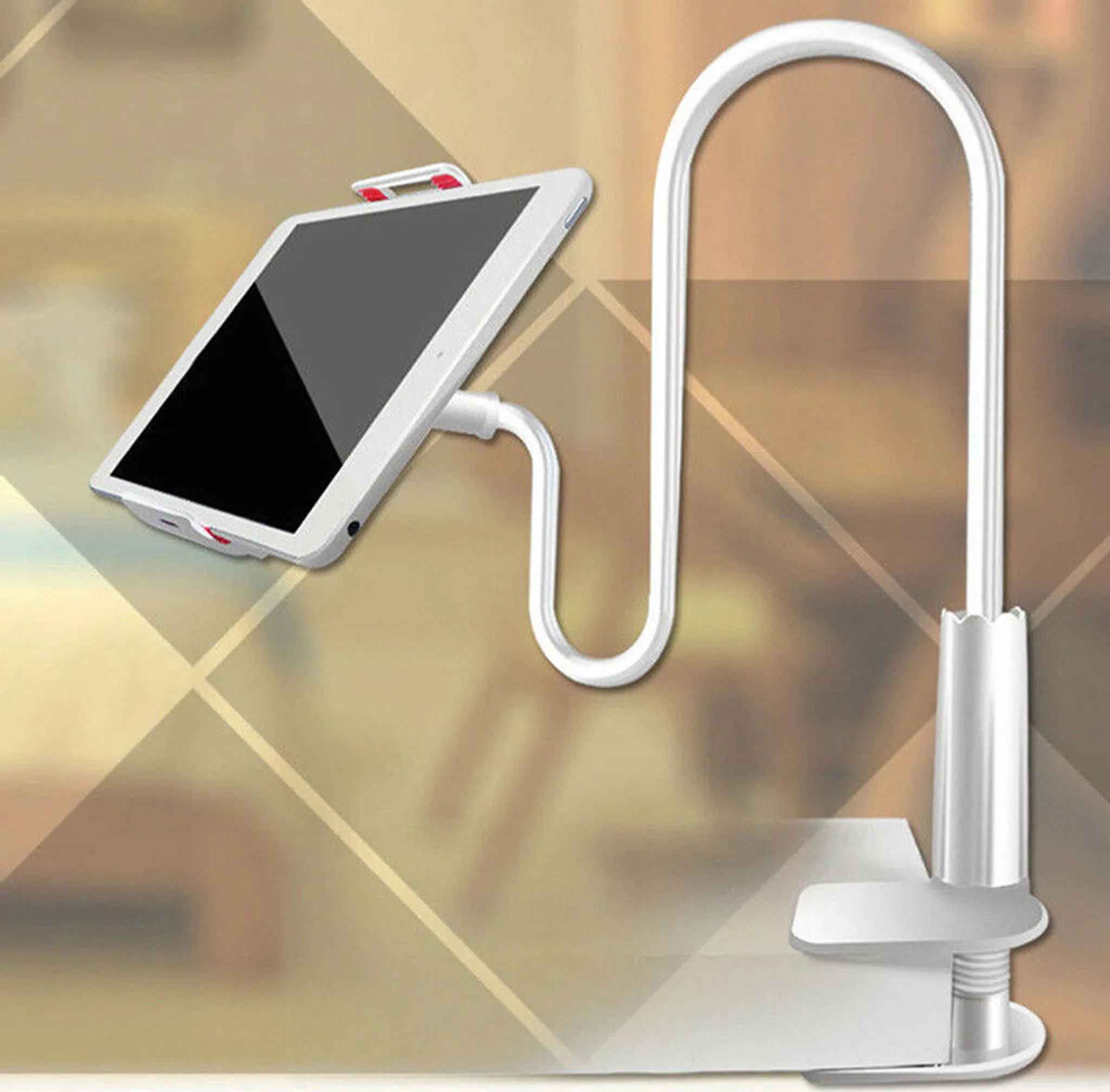 Ein weißes Tablet, das durch eine silberne Klemme an einem flexiblen Arm befestigt ist, der auf einer weißen Oberfläche montiert ist.