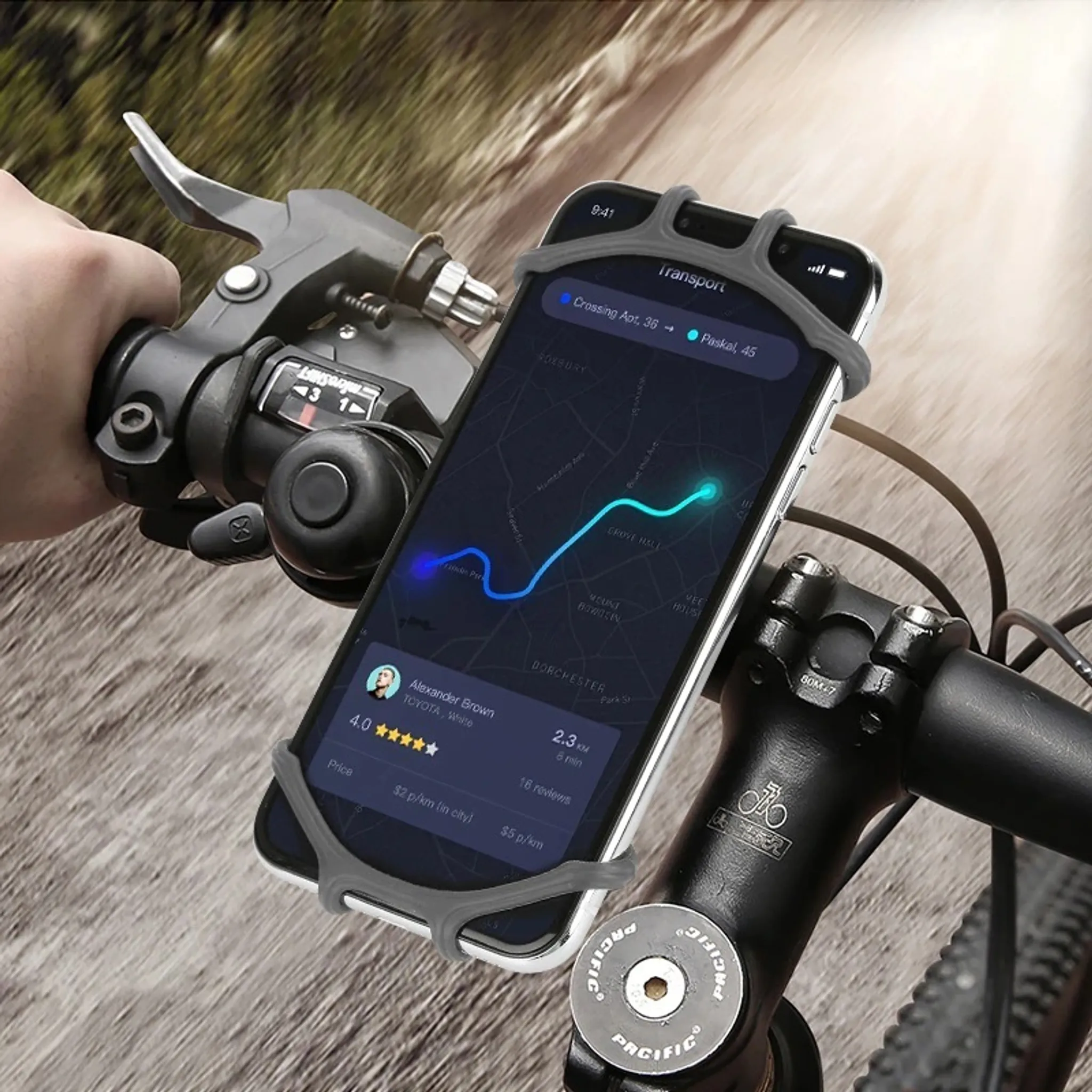 Ein Telefon, das an einem Fahrradlenker befestigt ist, zeigt eine Karte und Navigationsdetails. Der Hintergrund ist eine Straße.