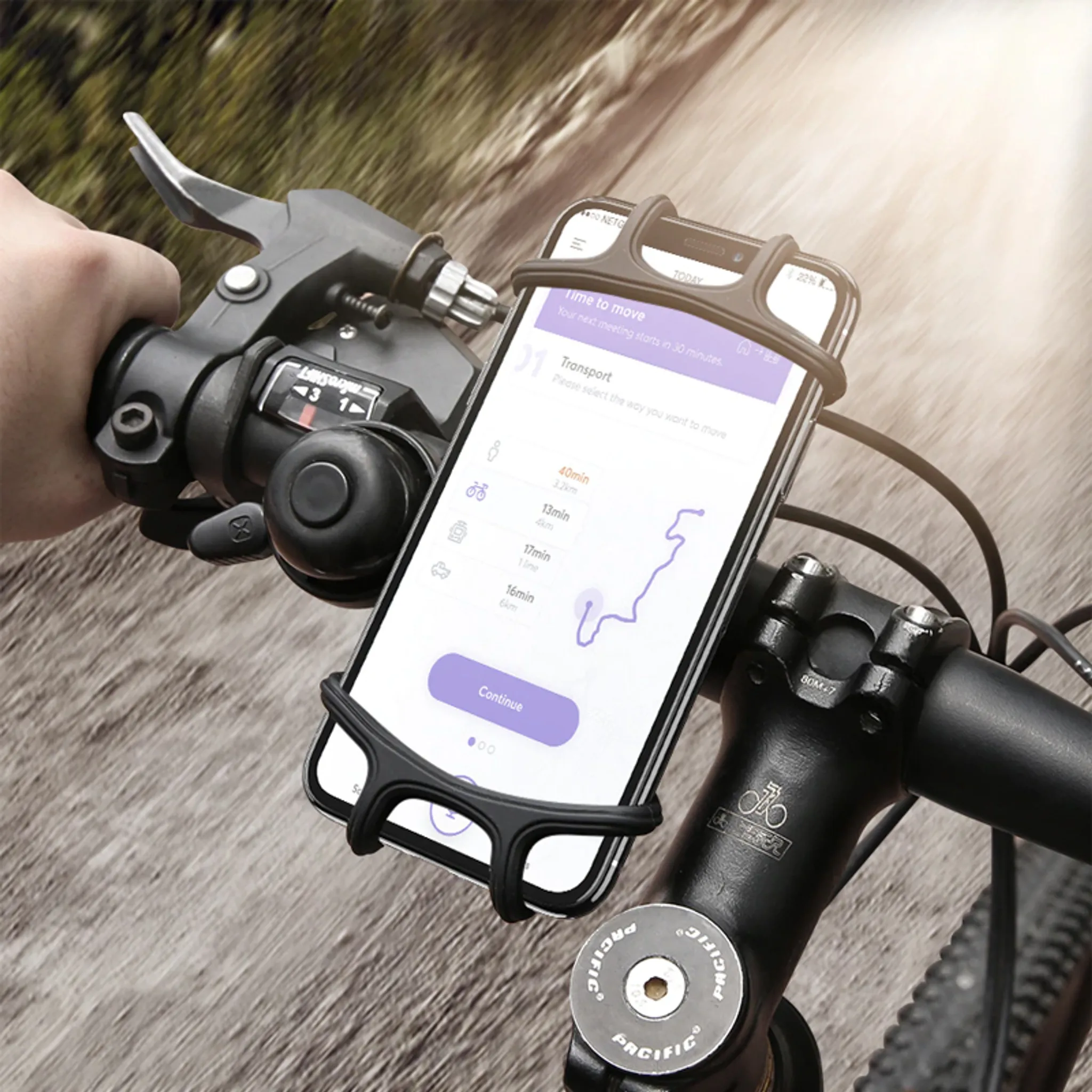 Ein Telefon, das an einem Fahrradlenker befestigt ist, zeigt eine Navigations-App mit Routendetails.