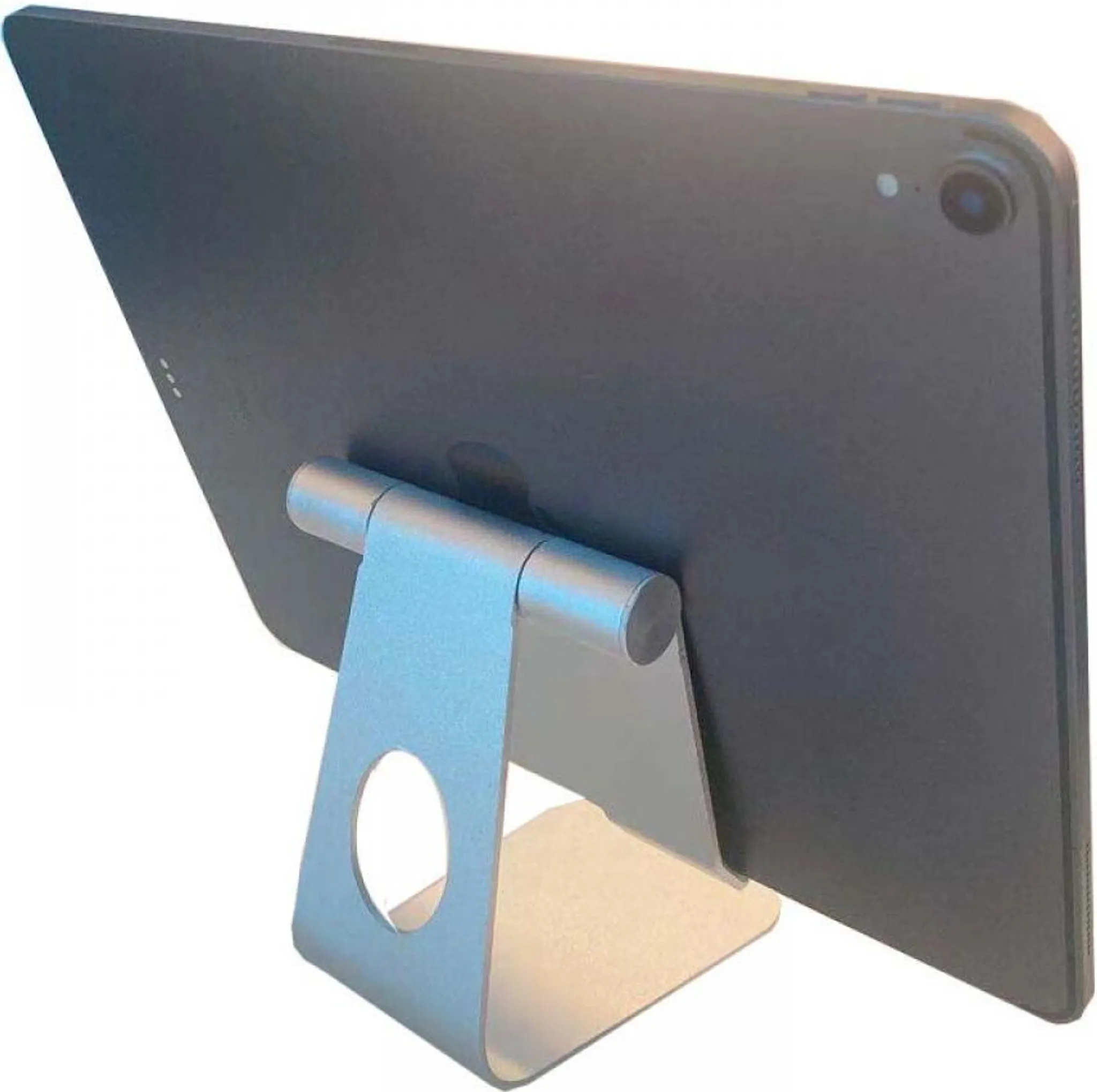 Tablet in einem silbernen Ständer, schräge Ansicht. Das Tablet ist schwarz, der Ständer metallisch.