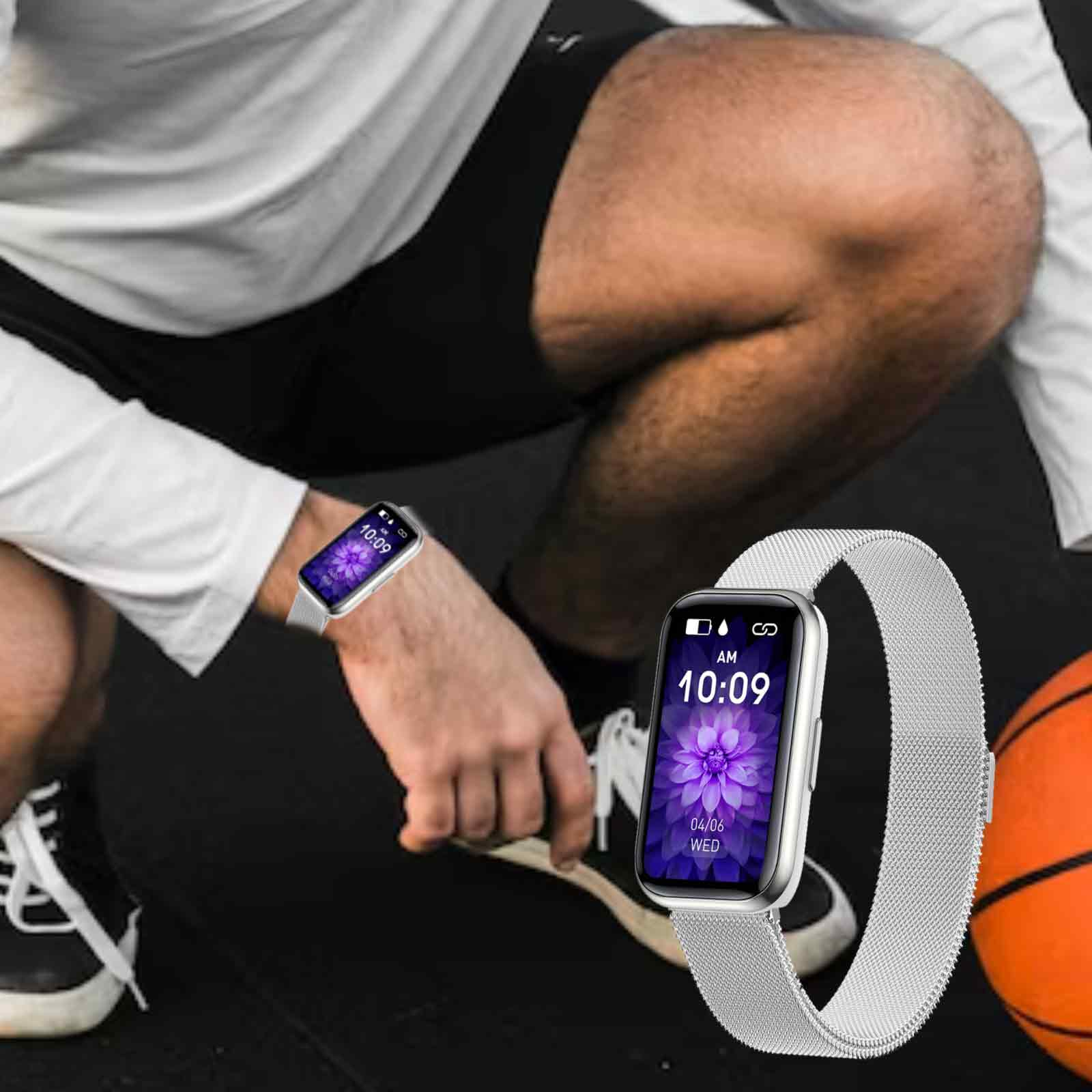 Eine Person mit einer Smartwatch. Die Uhr hat ein silbernes Band und ein lila Blumendisplay.