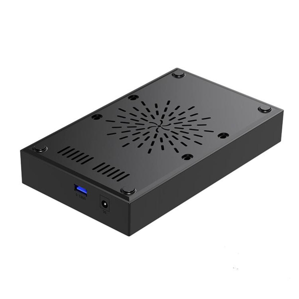 Ein schwarzes externes Festplattengehäuse wird gezeigt, mit einem kleinen USB-Anschluss und Lüftungsschlitzen oben.
