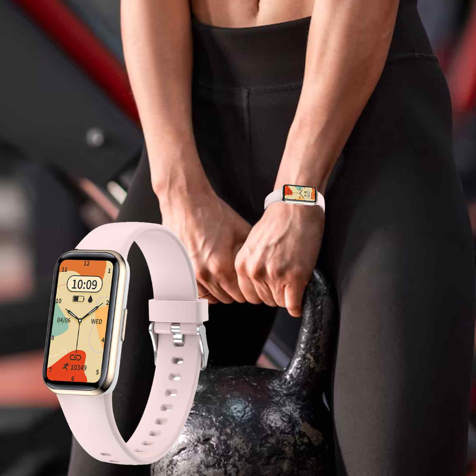 Eine Frau mit Fitness-Tracker hebt eine Kettlebell. Eine weitere Uhr wird links angezeigt.