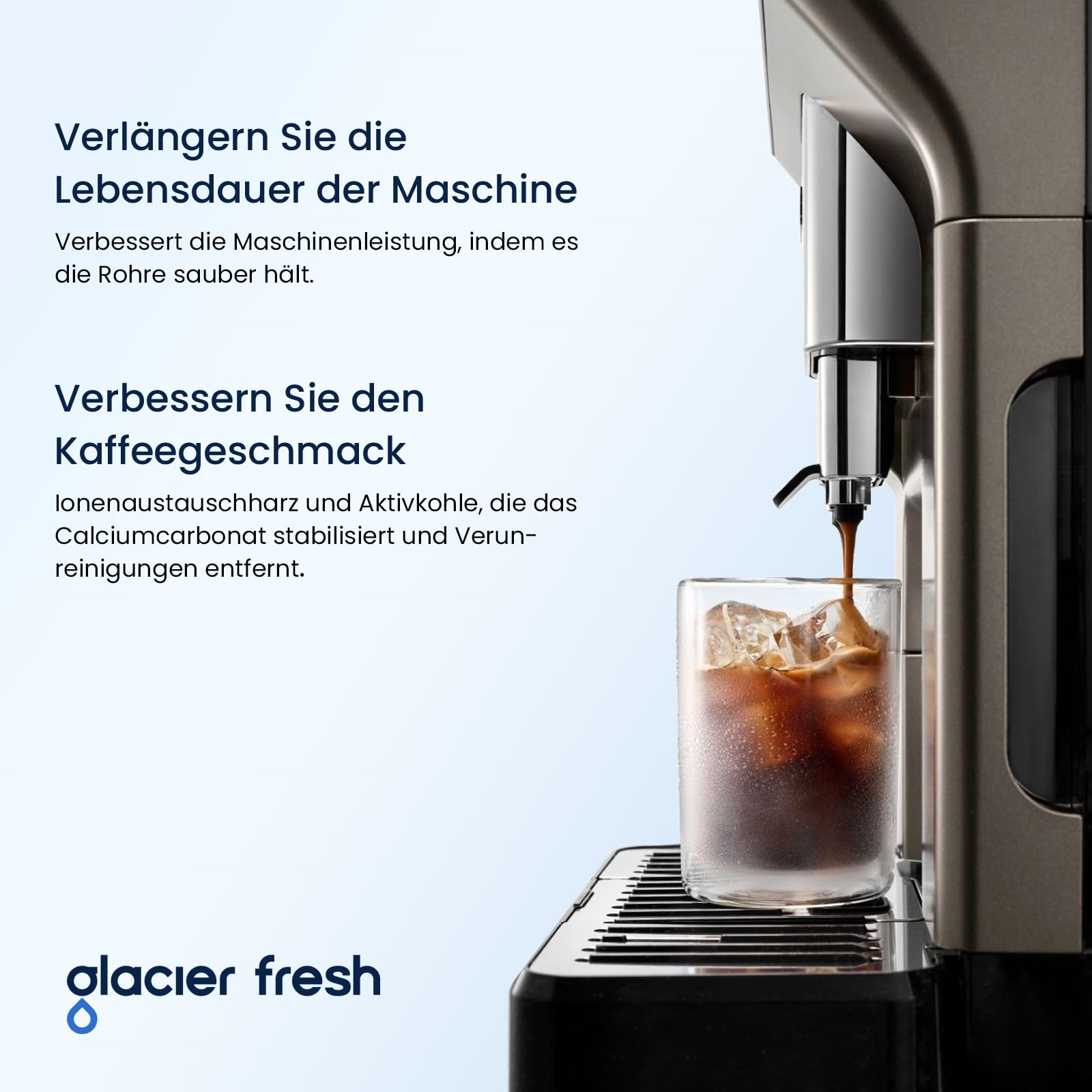 Eine Kaffeemaschine gießt Kaffee in ein Glas mit Eis. Text hebt die Vorteile der Maschine und des Kaffees hervor.