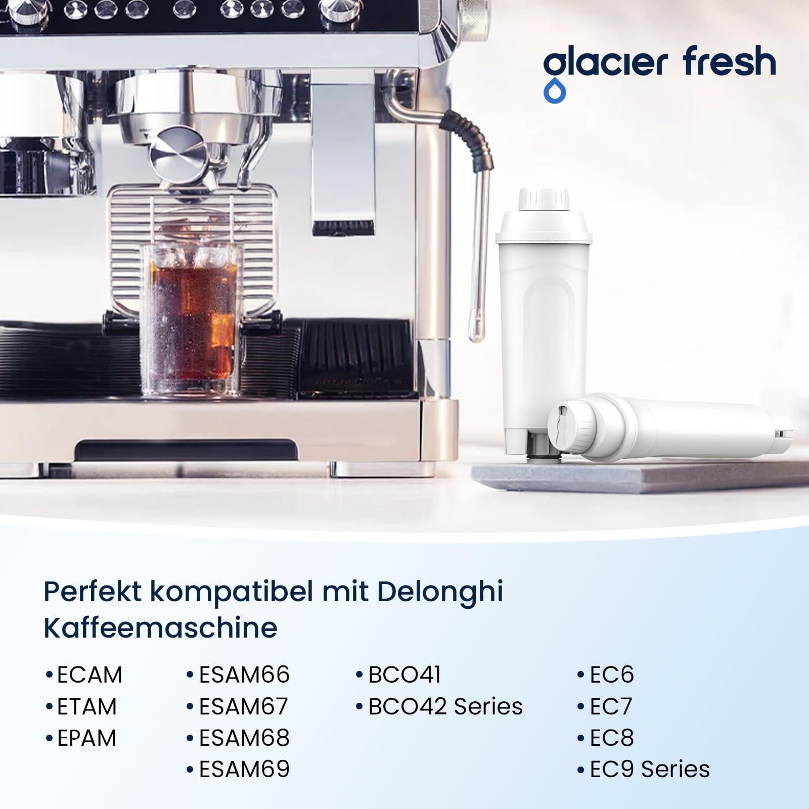 Eine Kaffeemaschine mit einem Glas Eiskaffee und einem Filter mit mehreren unten aufgeführten Optionen.
