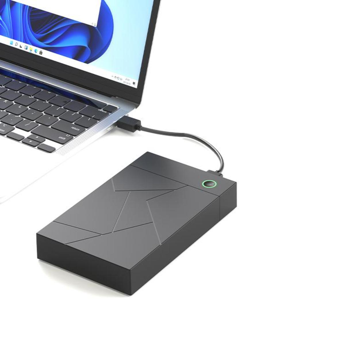 Schwarze externe Festplatte, die mit einem Laptop verbunden ist. Das Laufwerk befindet sich auf einer weißen Oberfläche.