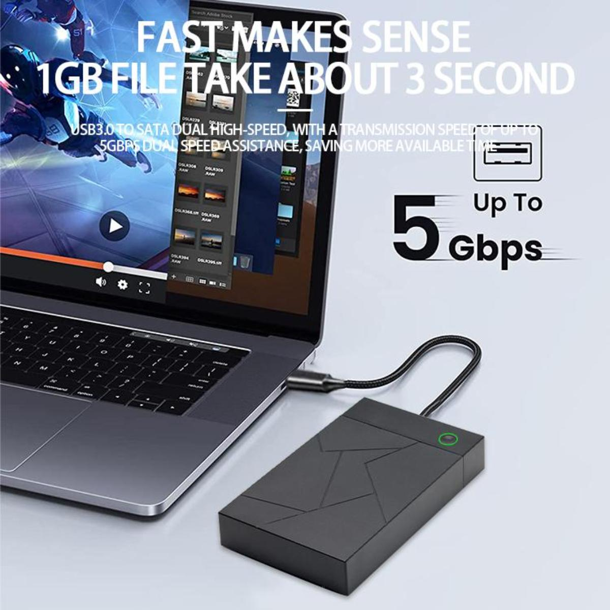 Eine schwarze externe Festplatte mit einem USB-Kabel, das an einen Laptop angeschlossen ist. Der Text lautet: "1 GB Datei dauert etwa 3 Sekunden."