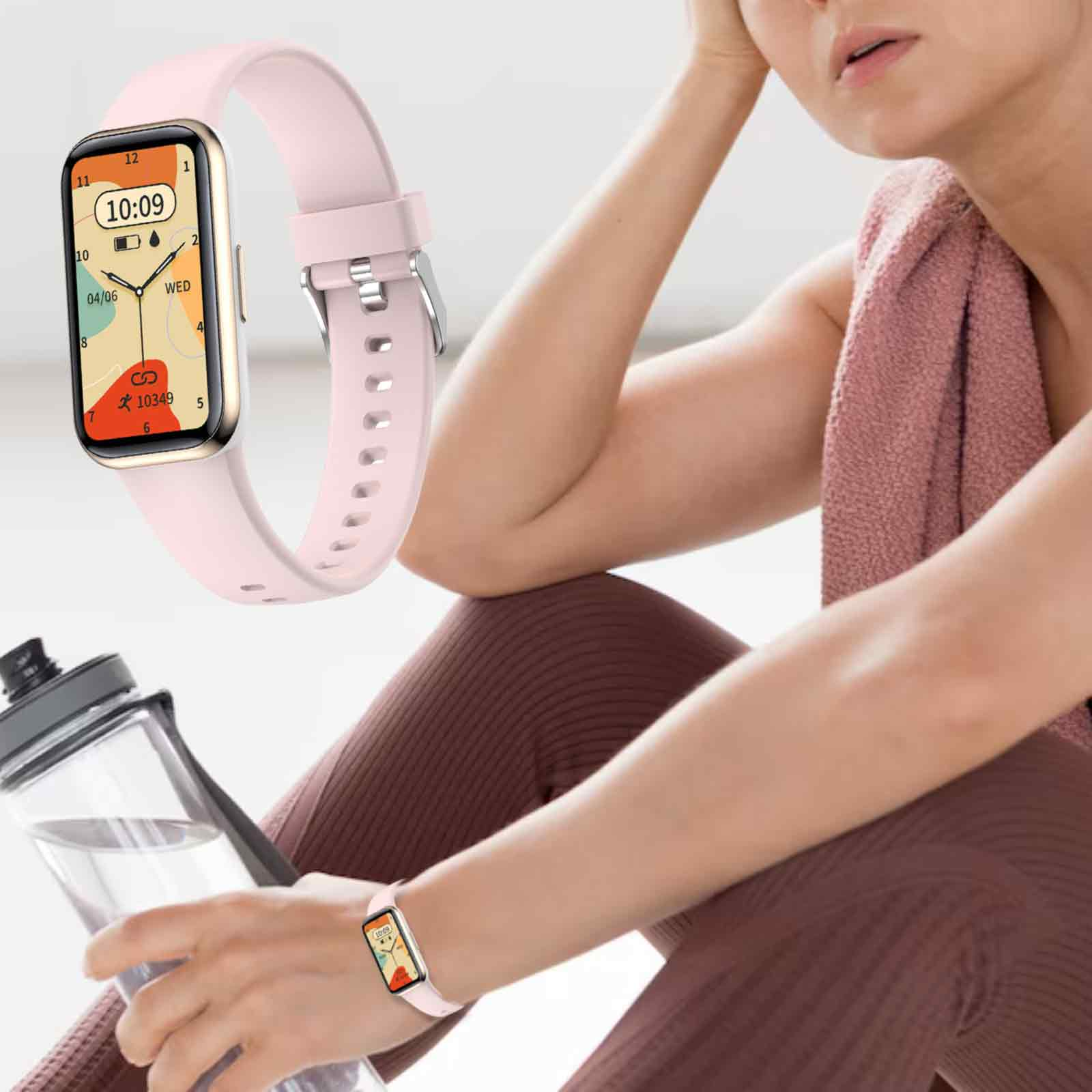 Eine Frau trägt eine Smartwatch am Handgelenk. Sie befindet sich in einer sportlichen Umgebung. Eine andere Uhr ist im Bild.