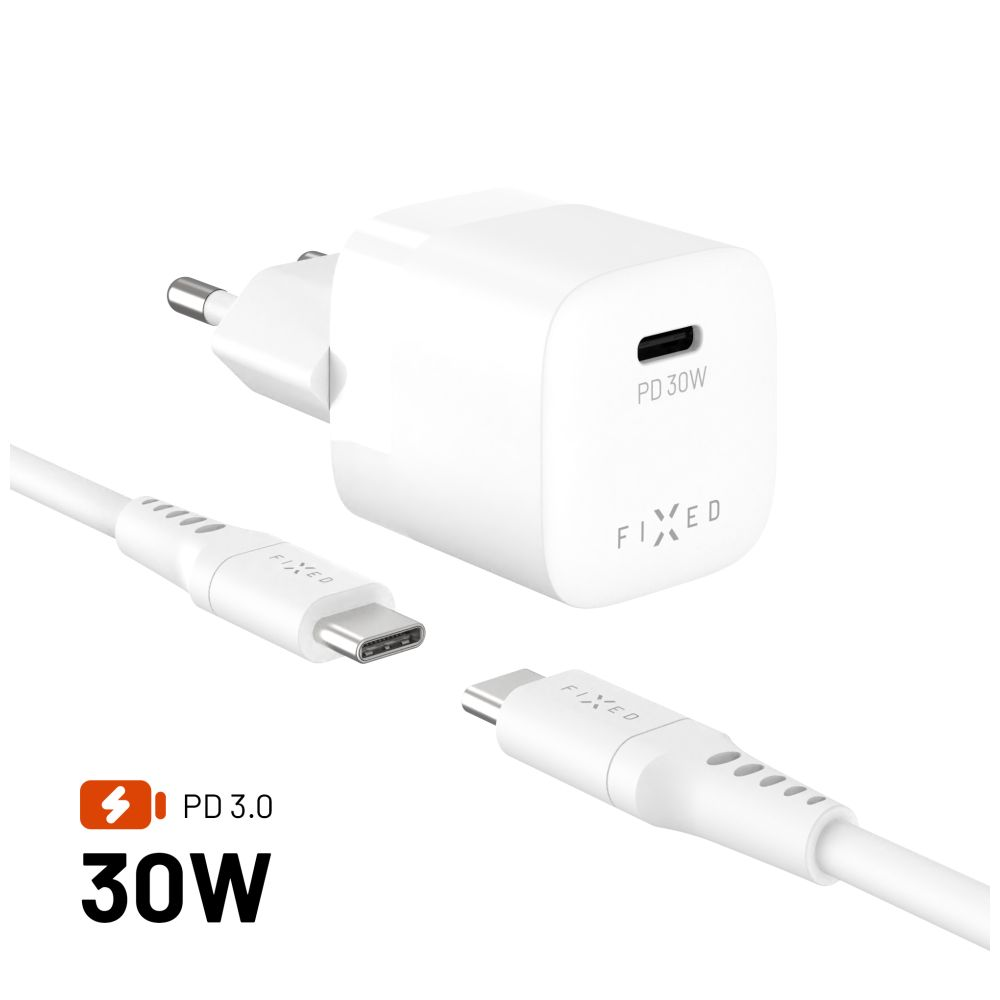 Weißes Ladegerät und zwei weiße Kabel mit USB- und USB-C-Anschlüssen.