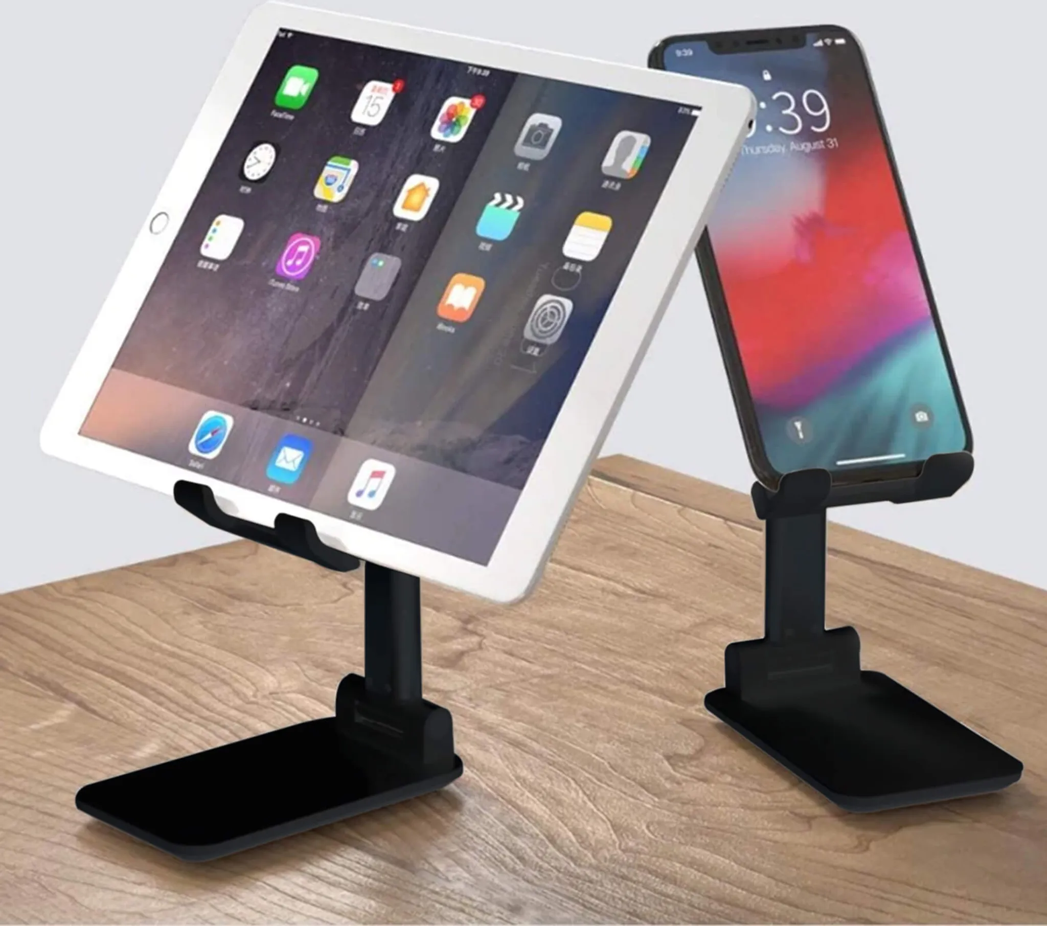 Zwei schwarze Tablet-Ständer, mit einem Tablet und einem Telefon, auf einem Holztisch.