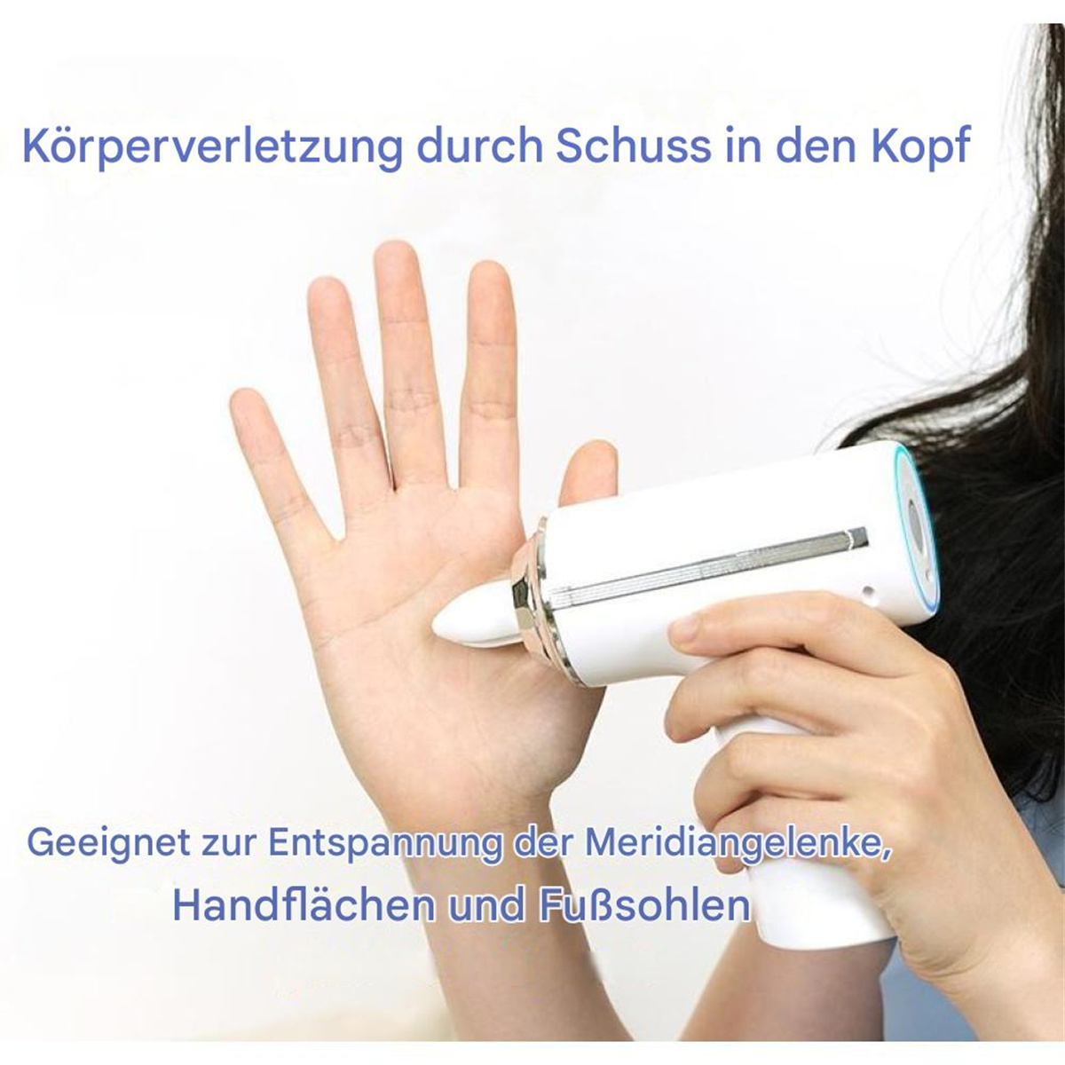 Weiße Handmassagepistole, gehalten von Hand, mit weißer und blauer Spitze.