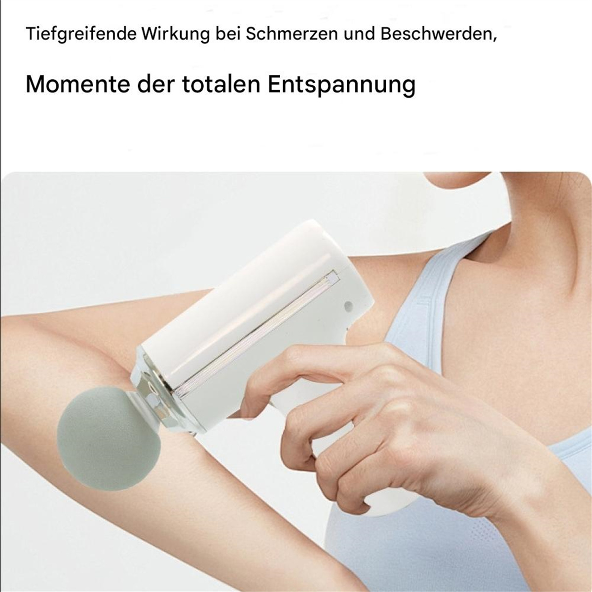 Person verwendet ein weißes Massagegerät an ihrem Arm, mit Text über Entspannung und Schmerzlinderung.