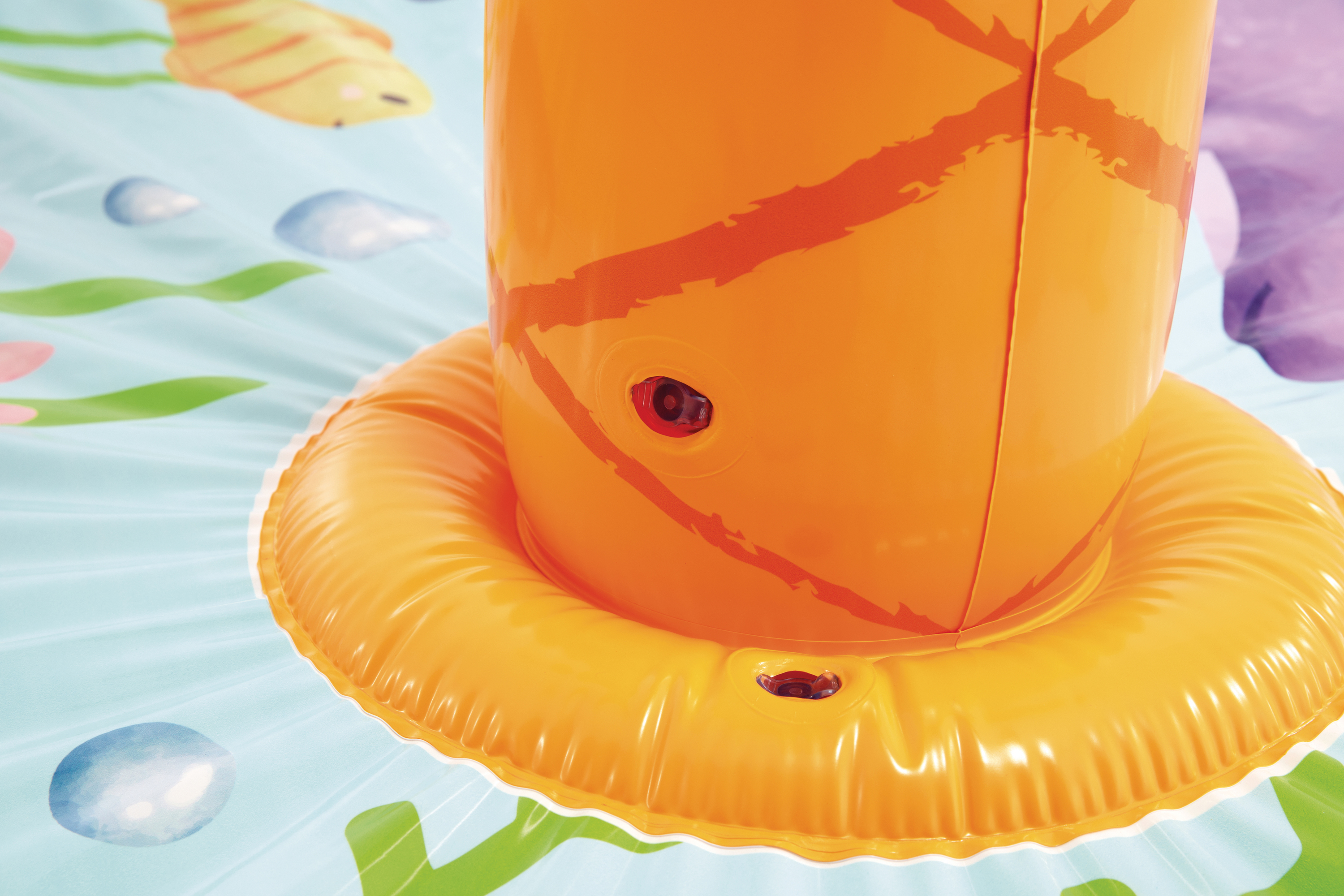 Nahaufnahme der orangefarbenen Säule eines aufblasbaren Pools, die einen dekorativen Ring und Meeresleben-Grafiken trägt.