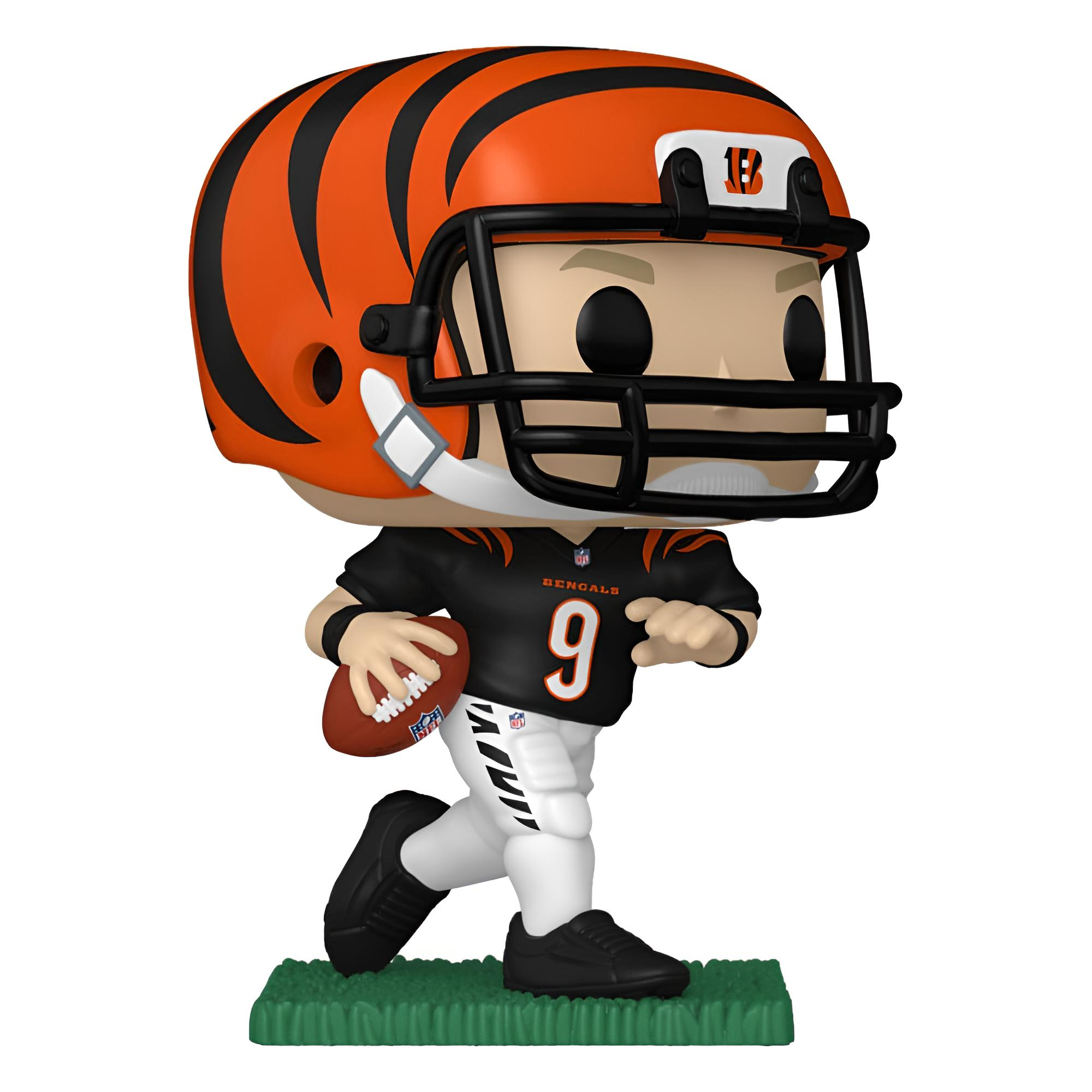 Funko Pop von Joe Burrow im Bengals-Trikot, rennt mit Football auf grüner Basis.