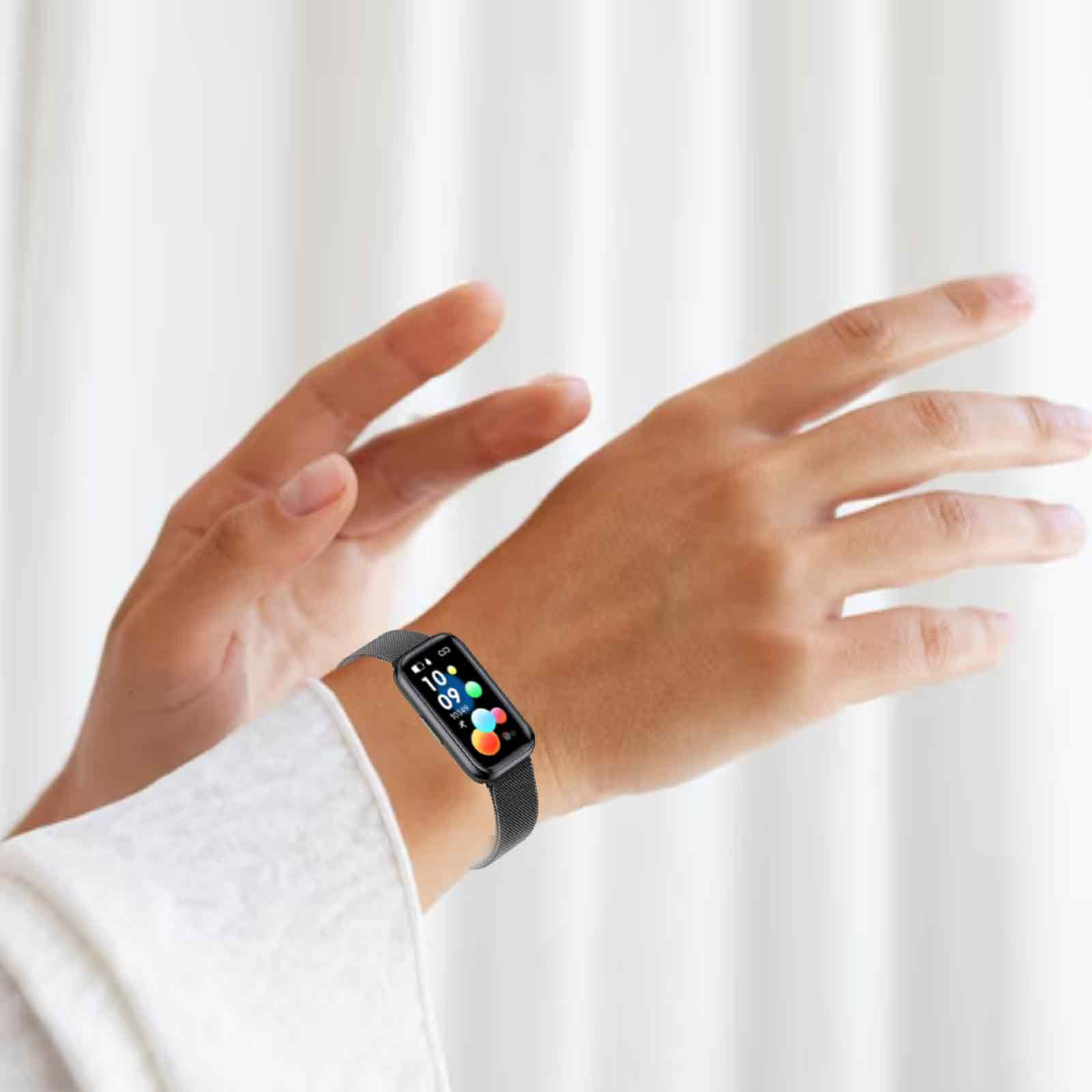 Ein Handgelenk mit einer schwarzen Smartwatch. Die Uhr hat einen rechteckigen Bildschirm mit bunter Oberfläche.