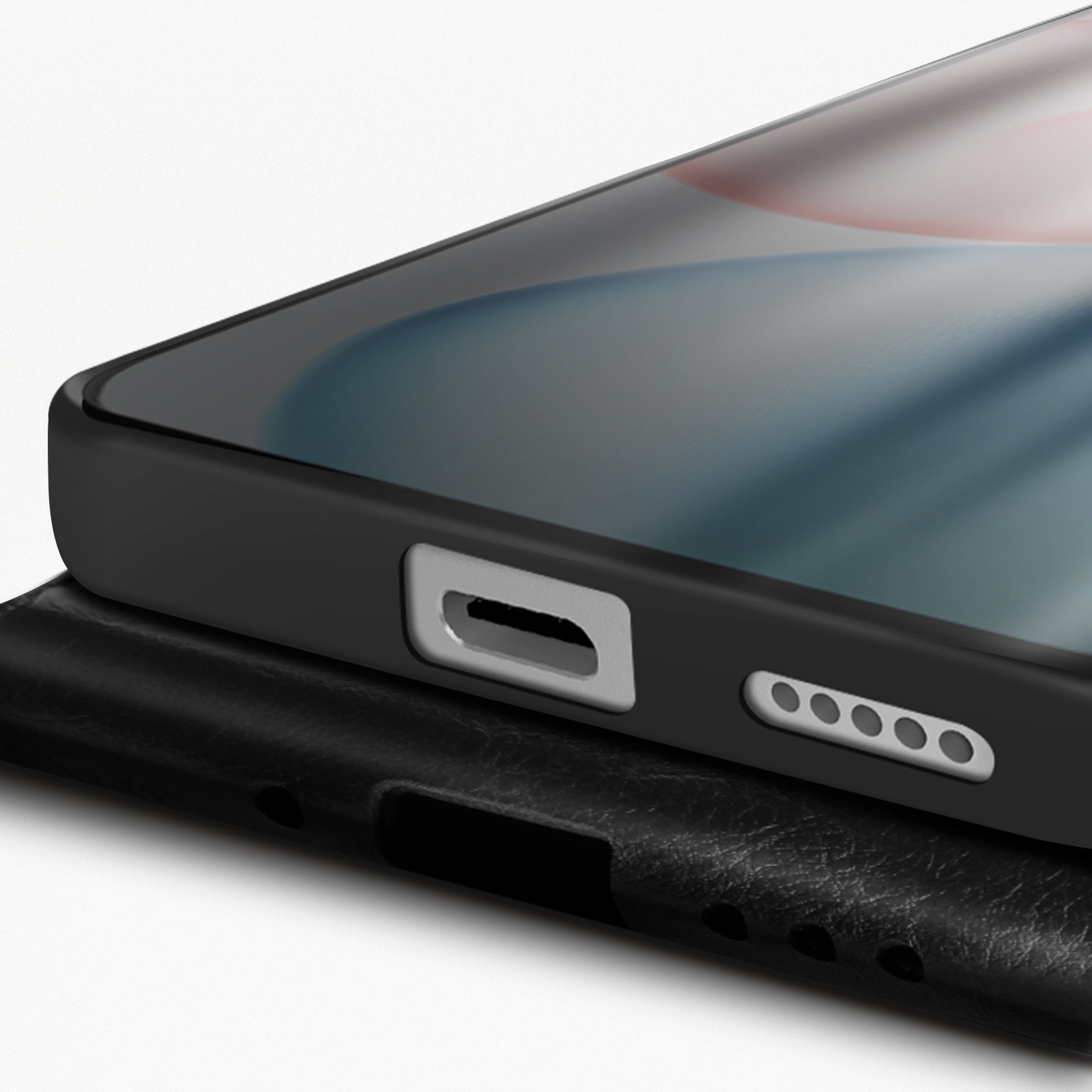 Primo piano di un telefono nero con custodia su una superficie nera. Lo schermo del telefono è visibile.