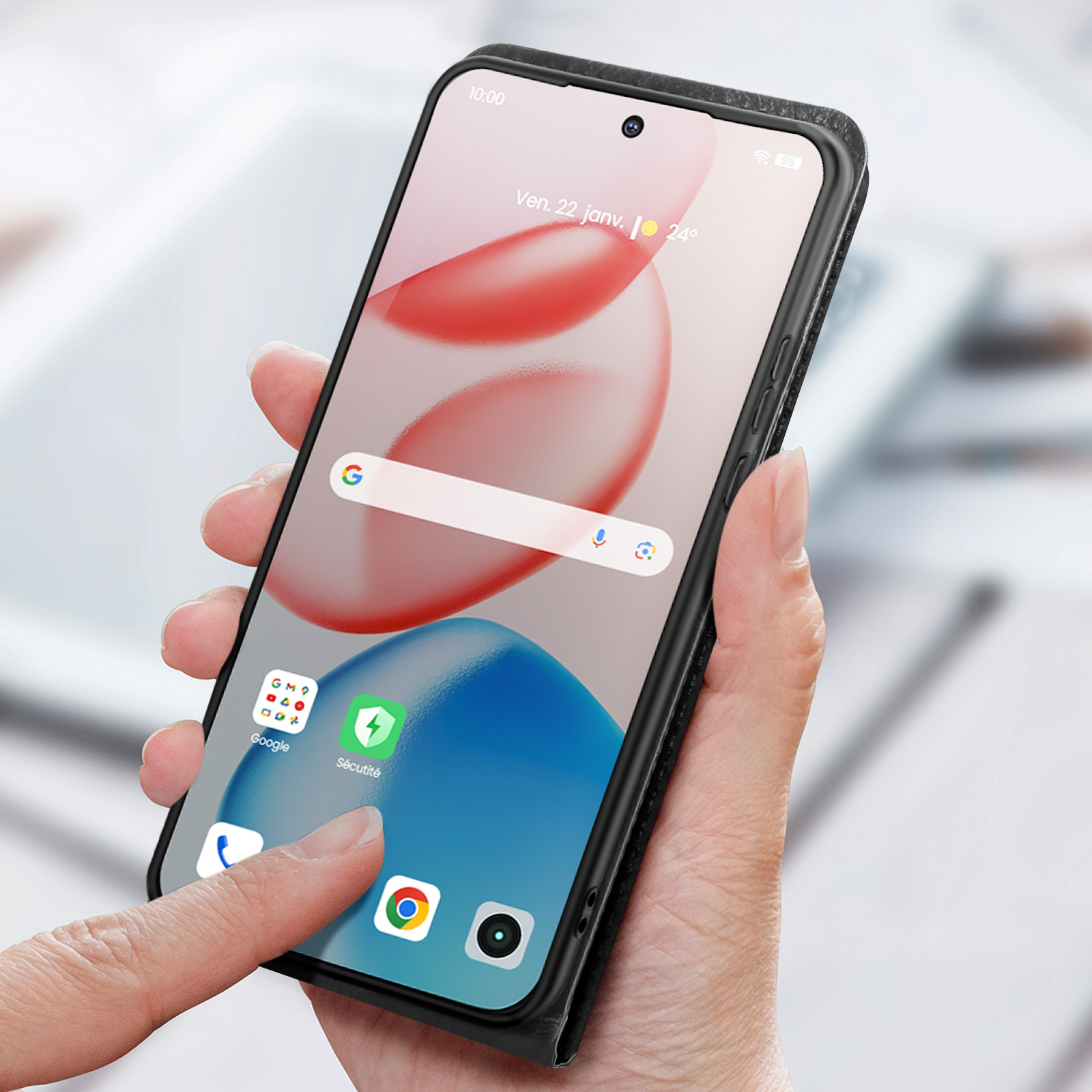 Una mano tocca lo schermo di uno smartphone. Il telefono visualizza le icone delle app.
