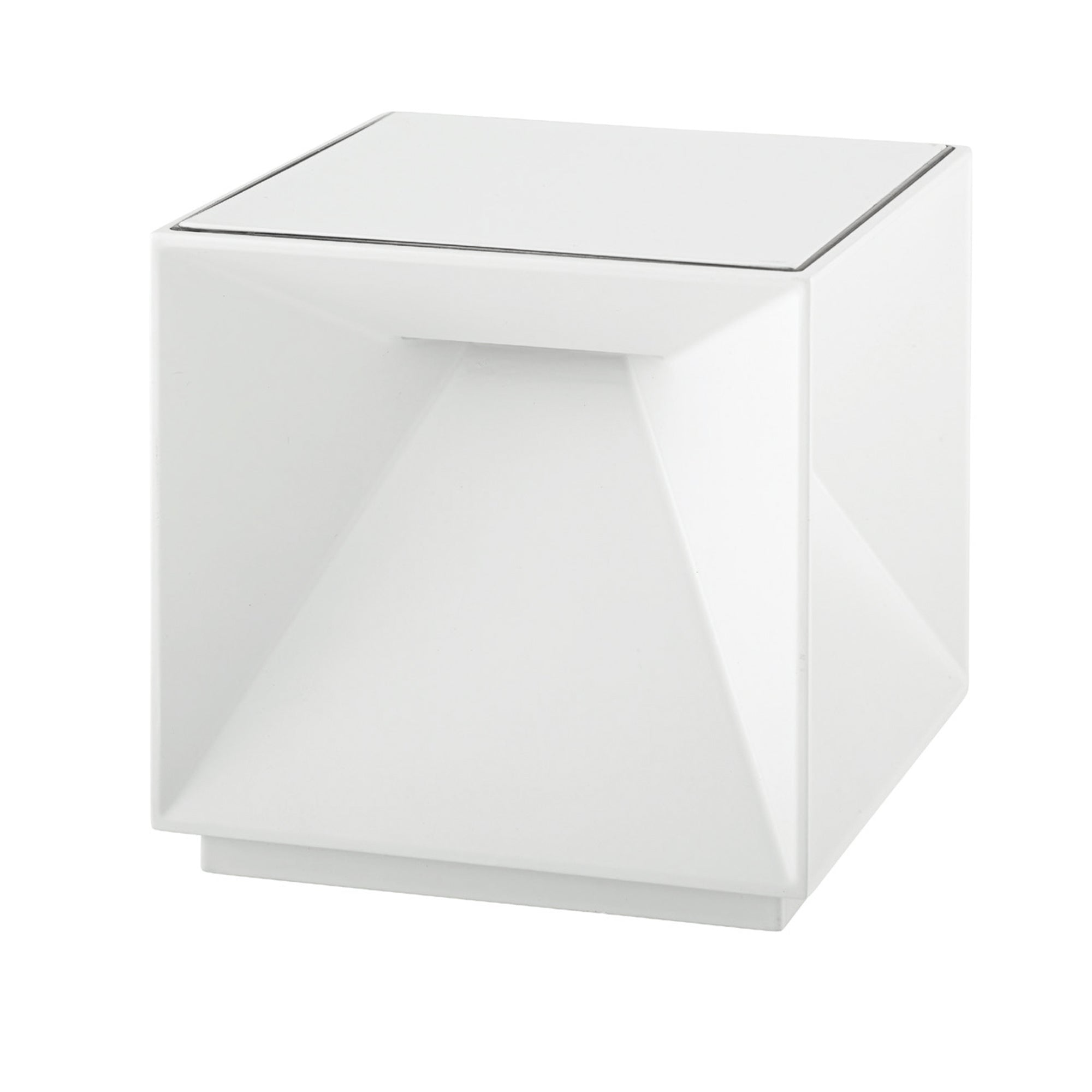 Ein weißer, würfelförmiger Beistelltisch mit geometrischem Design.