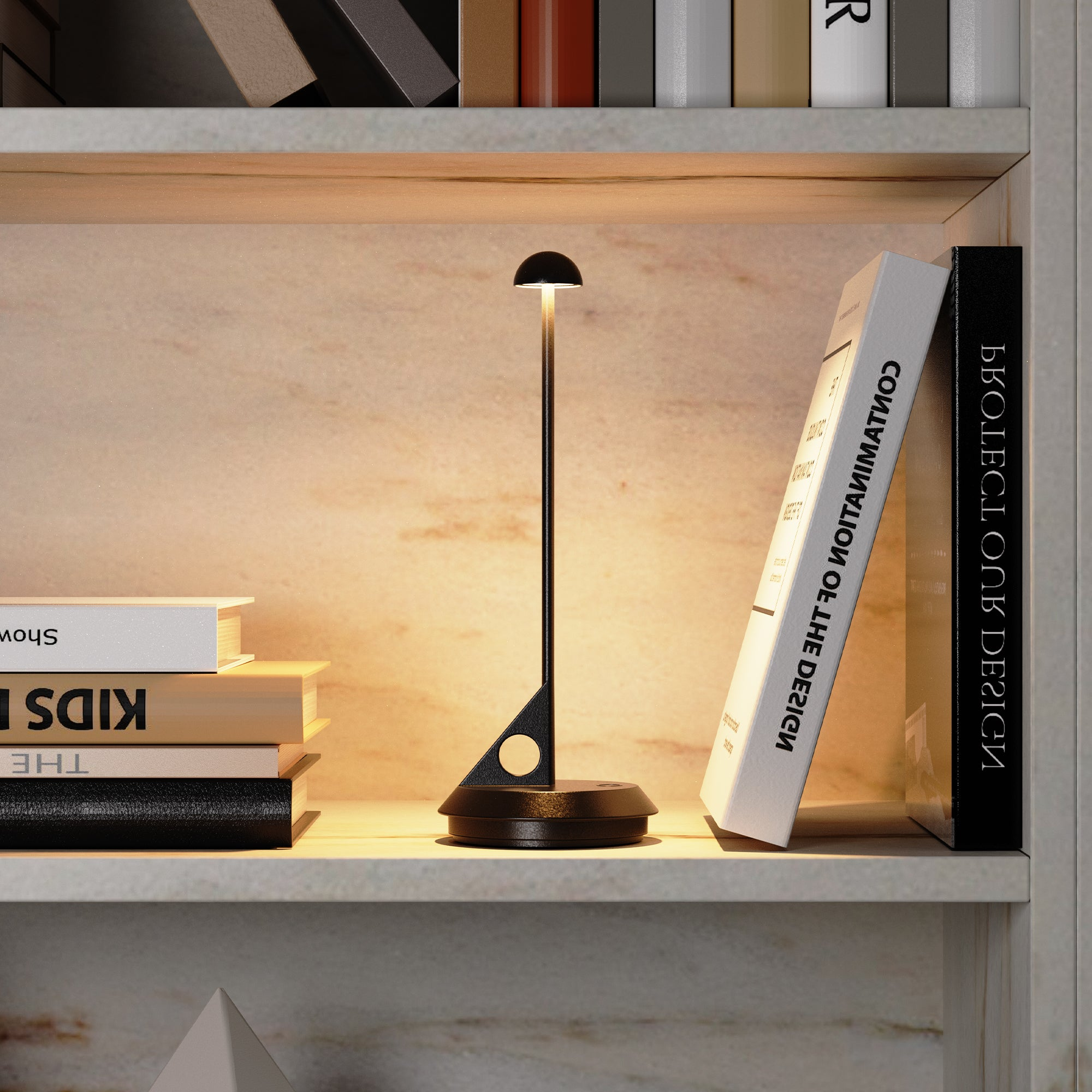 Lampe auf einem Regal mit Büchern. Sie hat einen schwarzen Sockel und einen hohen Stiel mit Licht.