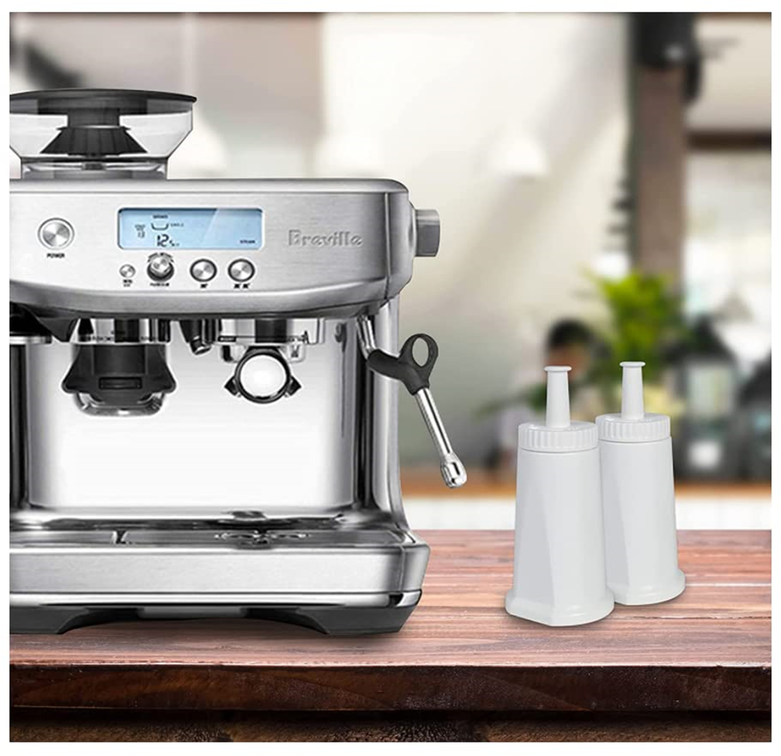 Eine Espressomaschine mit zwei weißen Wasserfilterpatronen auf einer Holzoberfläche.