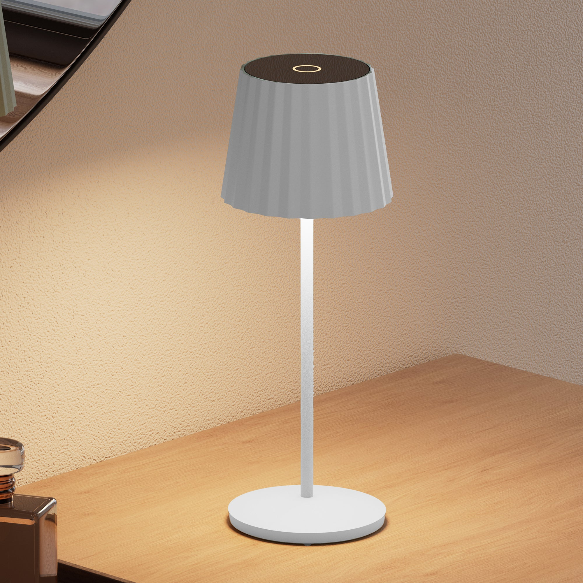 Weiße Lampe mit Licht, das auf einen Holztisch scheint. Die Lampe hat einen geriffelten Schirm.