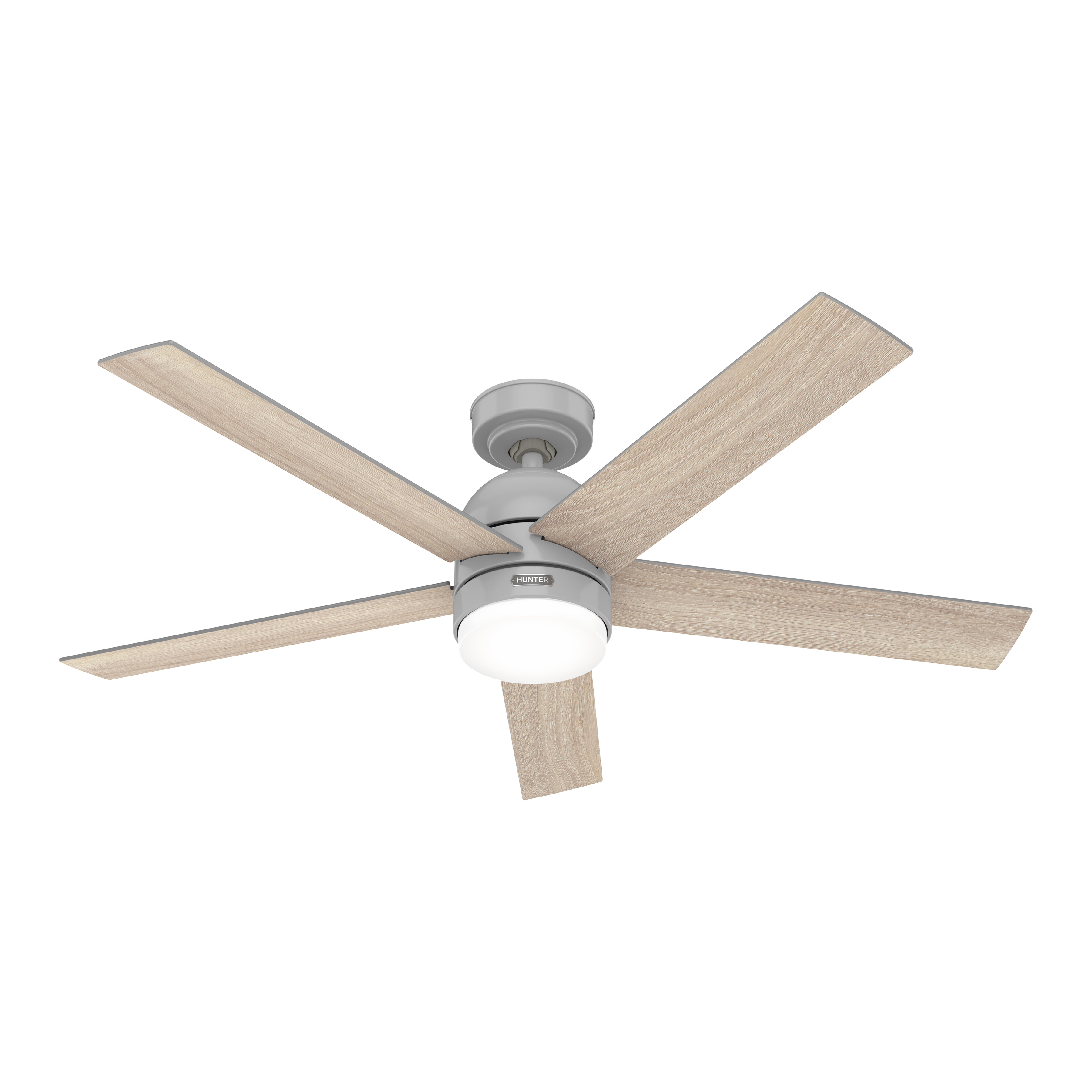 Ein weißer Deckenventilator mit fünf Holzflügeln und einer Leuchte vor weißem Hintergrund.