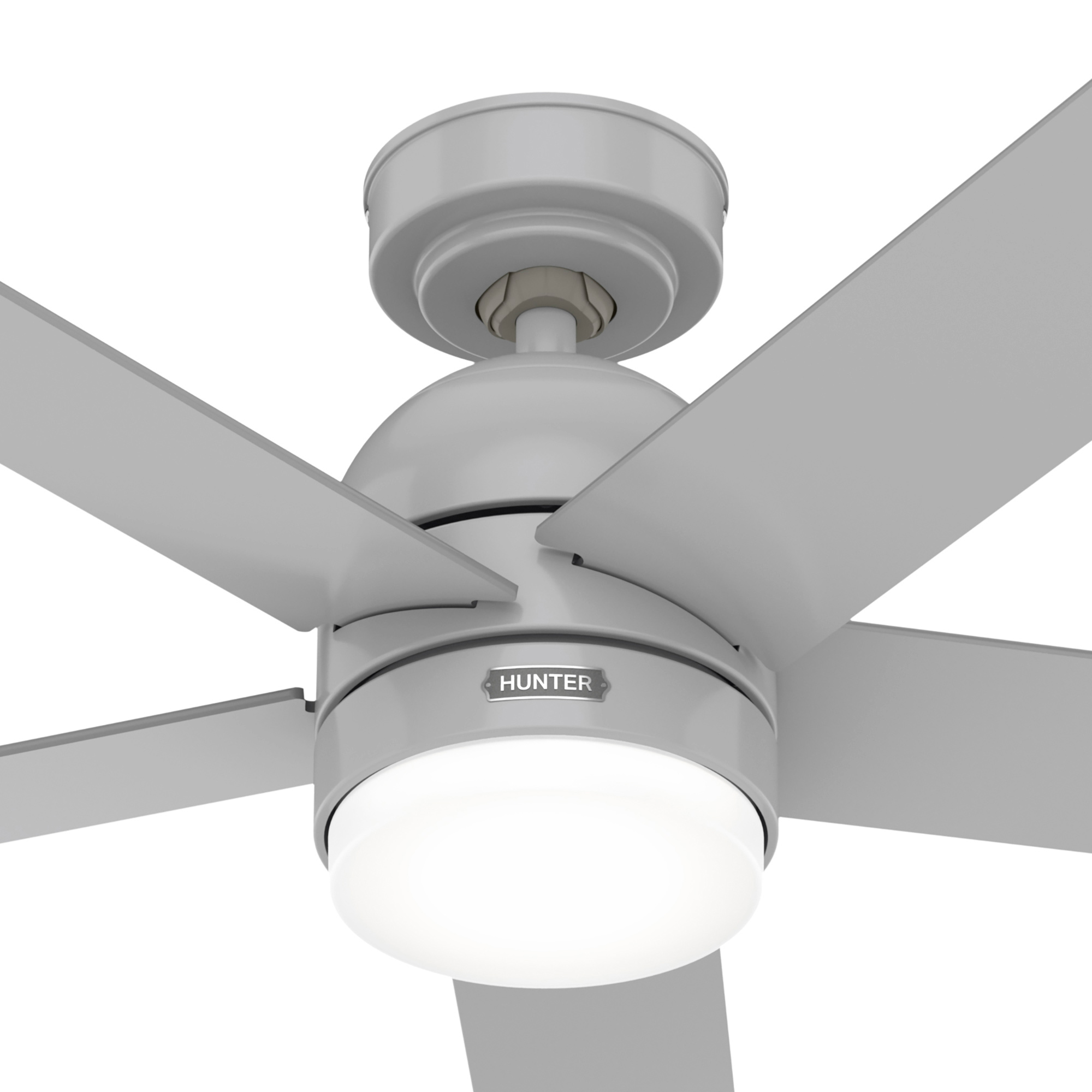 Ein grauer Deckenventilator mit fünf Flügeln und einem Hunter-Logo. Der Ventilator hat eine Leuchte an der Unterseite.