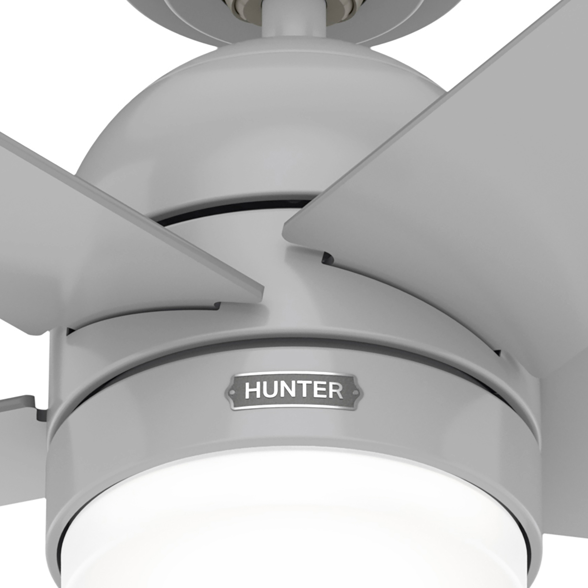 Nahaufnahme eines grauen Deckenventilators mit Hunter-Logo. Die Lüfterflügel sind sichtbar.