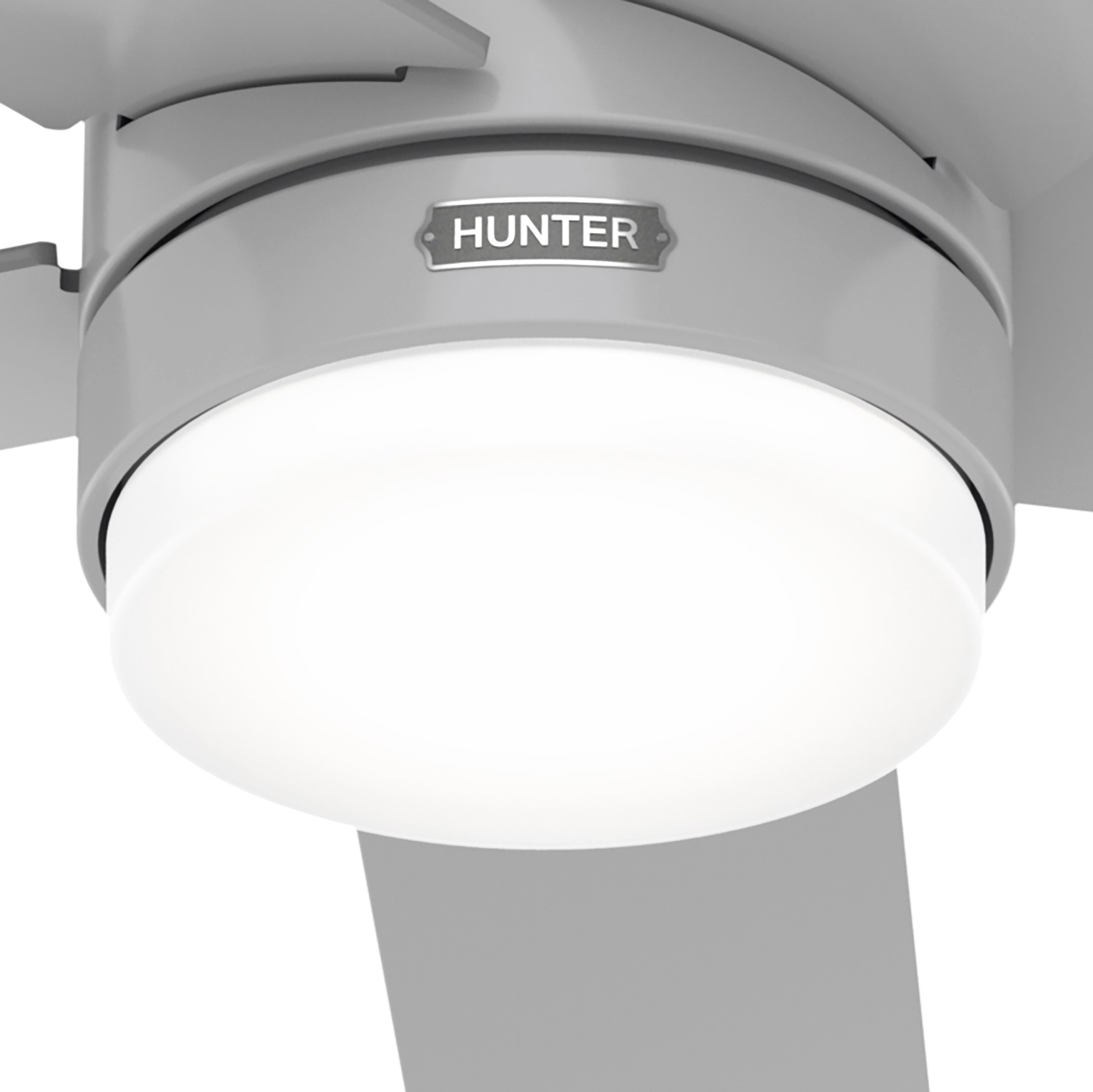 Nahaufnahme eines grauen Deckenventilator-Motors mit Hunter-Logo und beleuchtetem Licht.