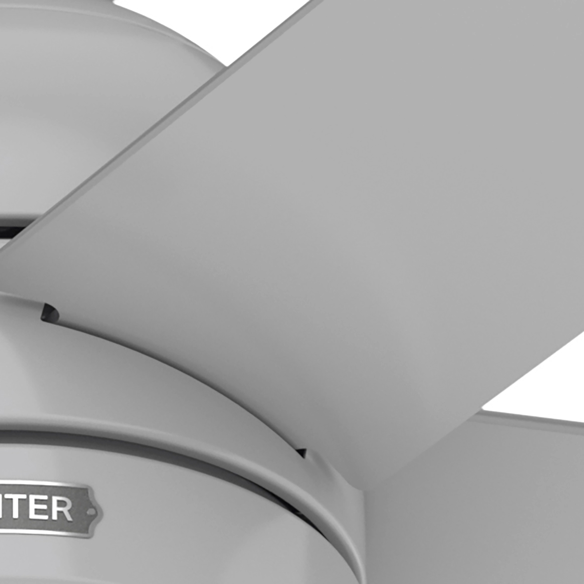 Nahaufnahme eines grauen Deckenventilatorblattes und Motorgehäuses, auf Weiß.