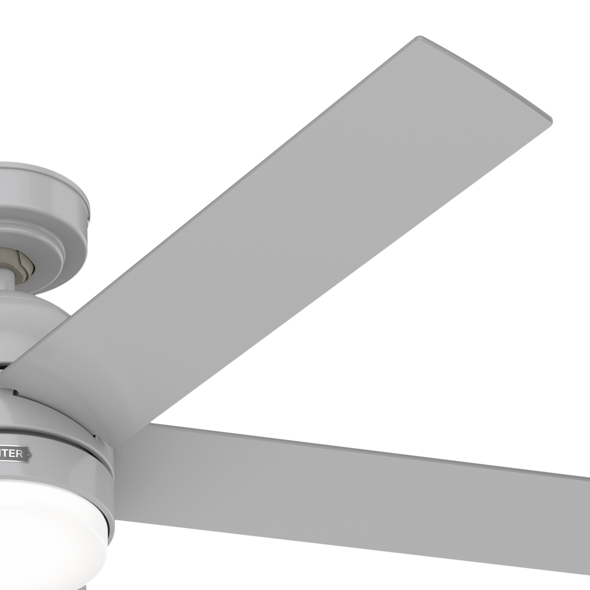 Ein Deckenventilator mit drei hellgrauen Flügeln, einer weißen Leuchte und einem weißen Gehäuse vor weißem Hintergrund.