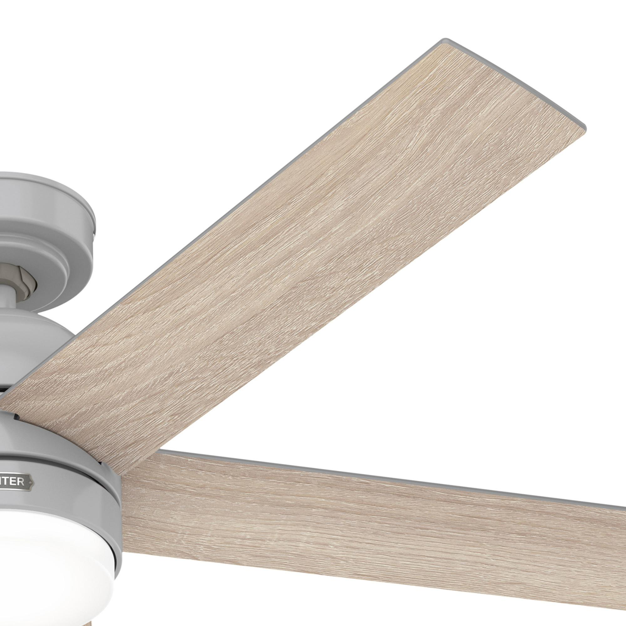Deckenventilator mit Holzflügeln und grauem Motorgehäuse. Die Flügel sind abgewinkelt.