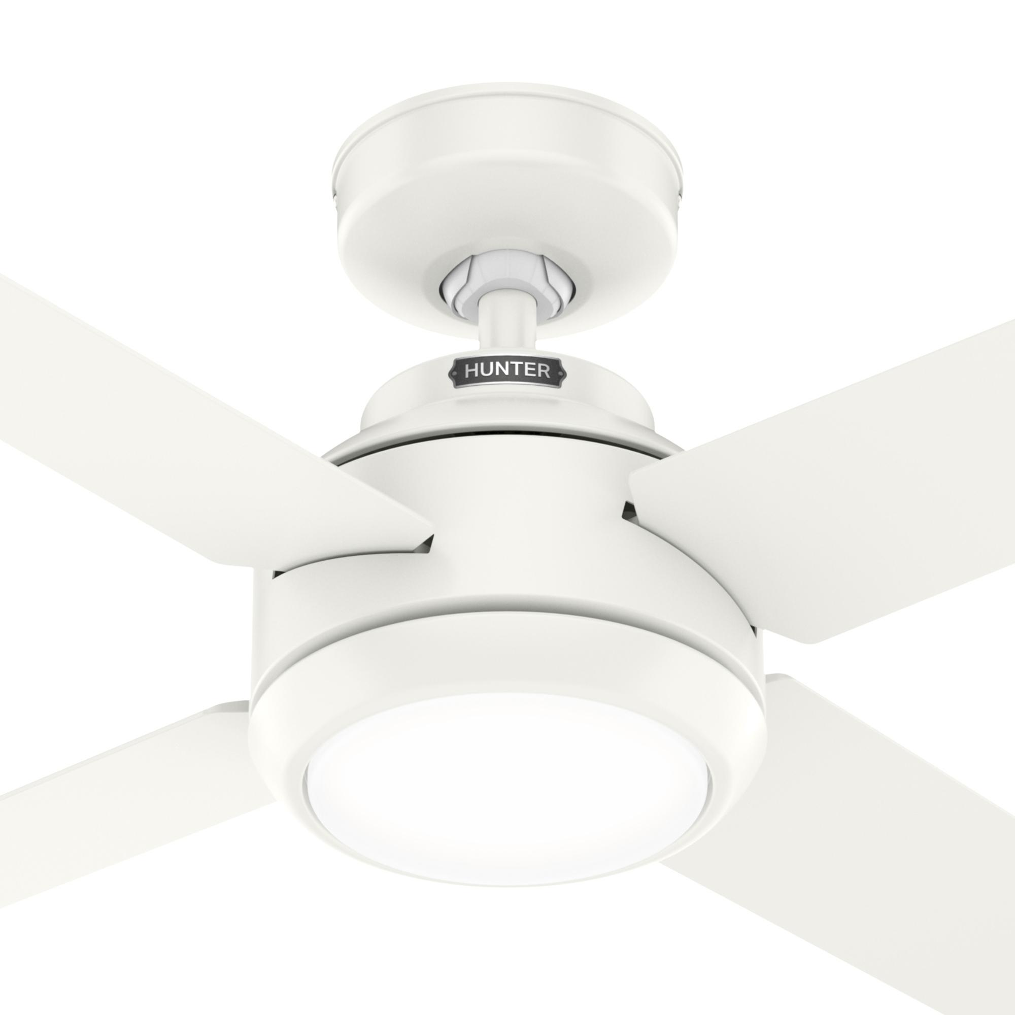 Weißer Deckenventilator mit vier Flügeln und 'Hunter'-Logo in der Mitte.