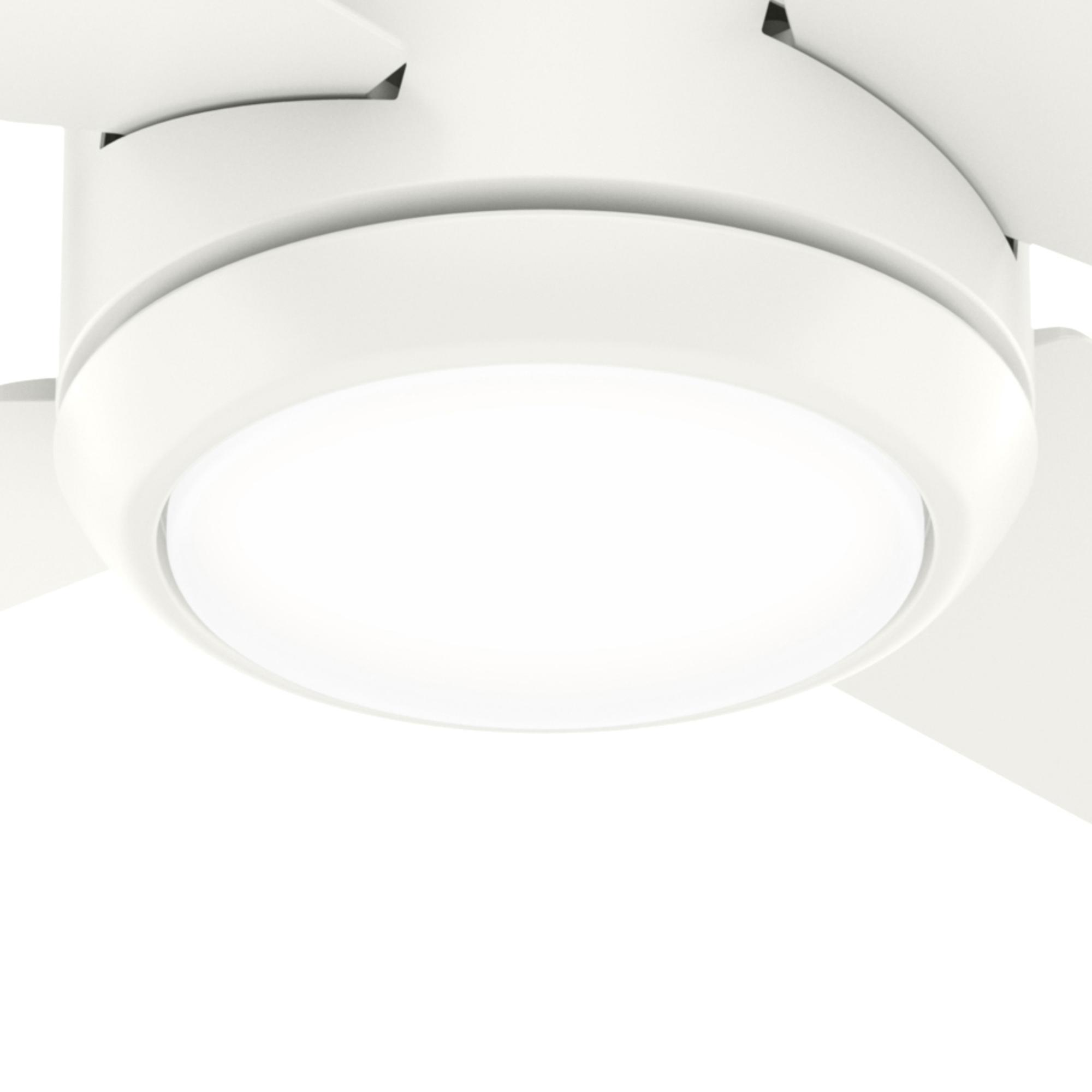 Eine Nahaufnahme einer weißen Deckenventilatorleuchte mit einer runden, hellen Lichtabdeckung.