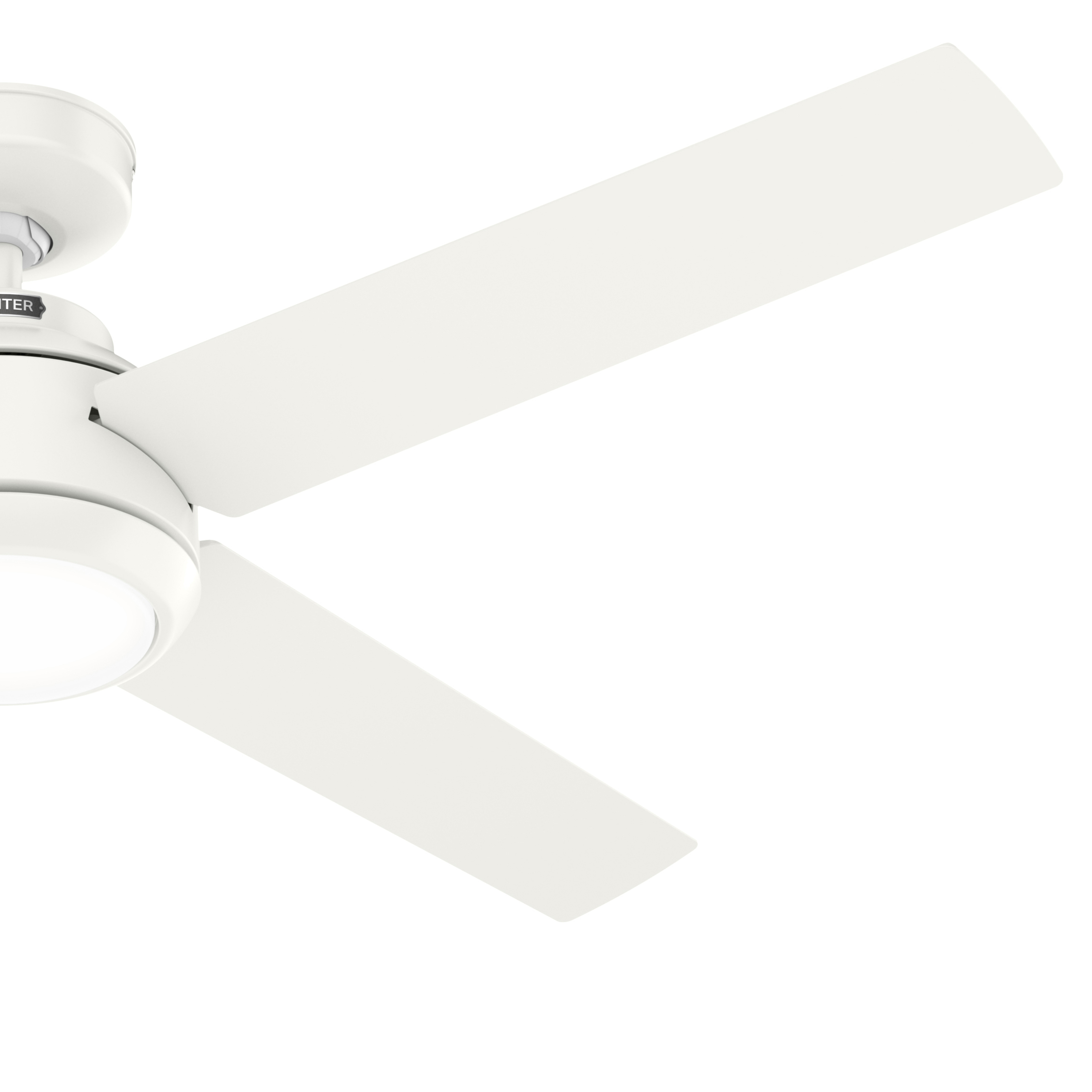 Ein weißer Deckenventilator mit zwei Flügeln. Er ist vor weißem Hintergrund, mit sichtbarem Markennamen.