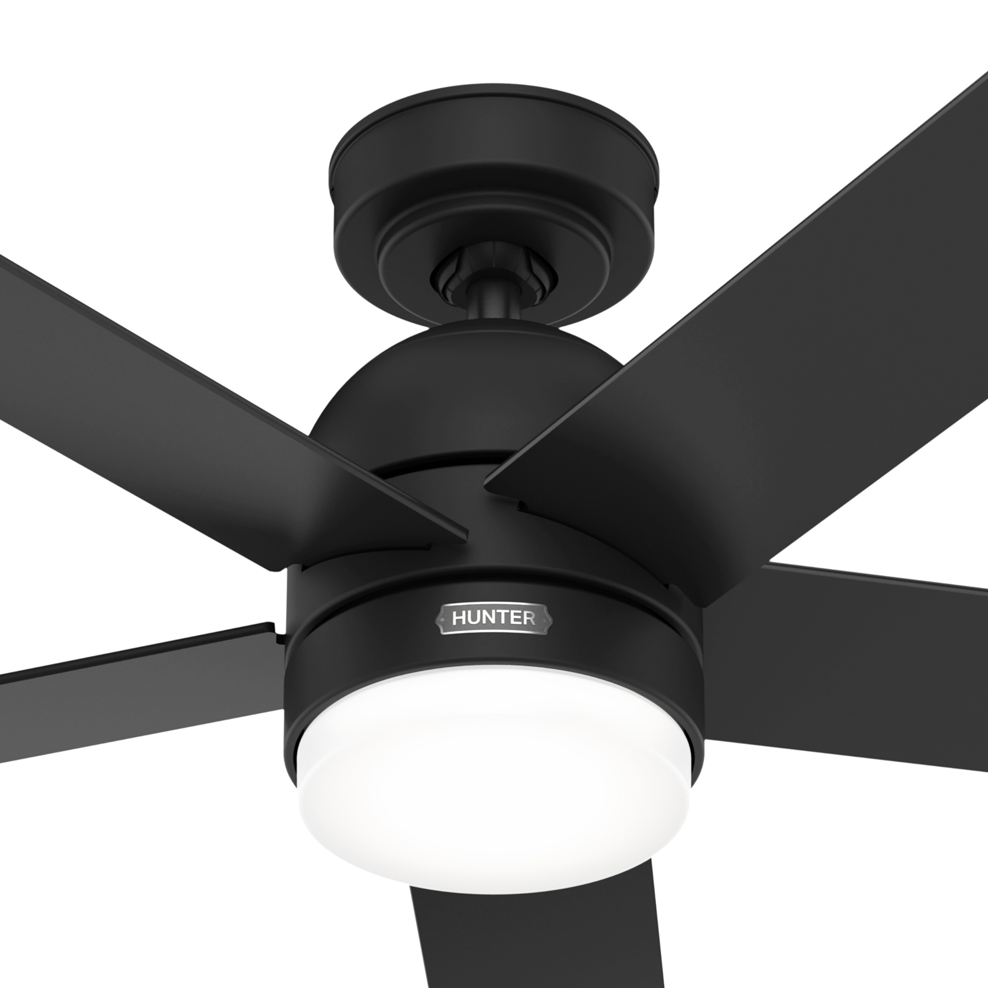 Ein schwarzer Deckenventilator mit fünf Flügeln und einer integrierten Beleuchtung vor einem weißen Hintergrund.