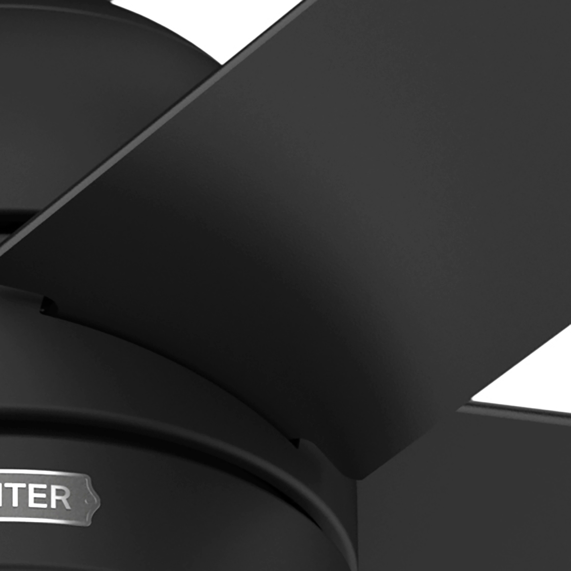 Eine Nahaufnahme eines schwarzen Deckenventilatorflügels mit einem Hunter-Logo, der das schlanke Design und die matte Oberfläche zeigt.