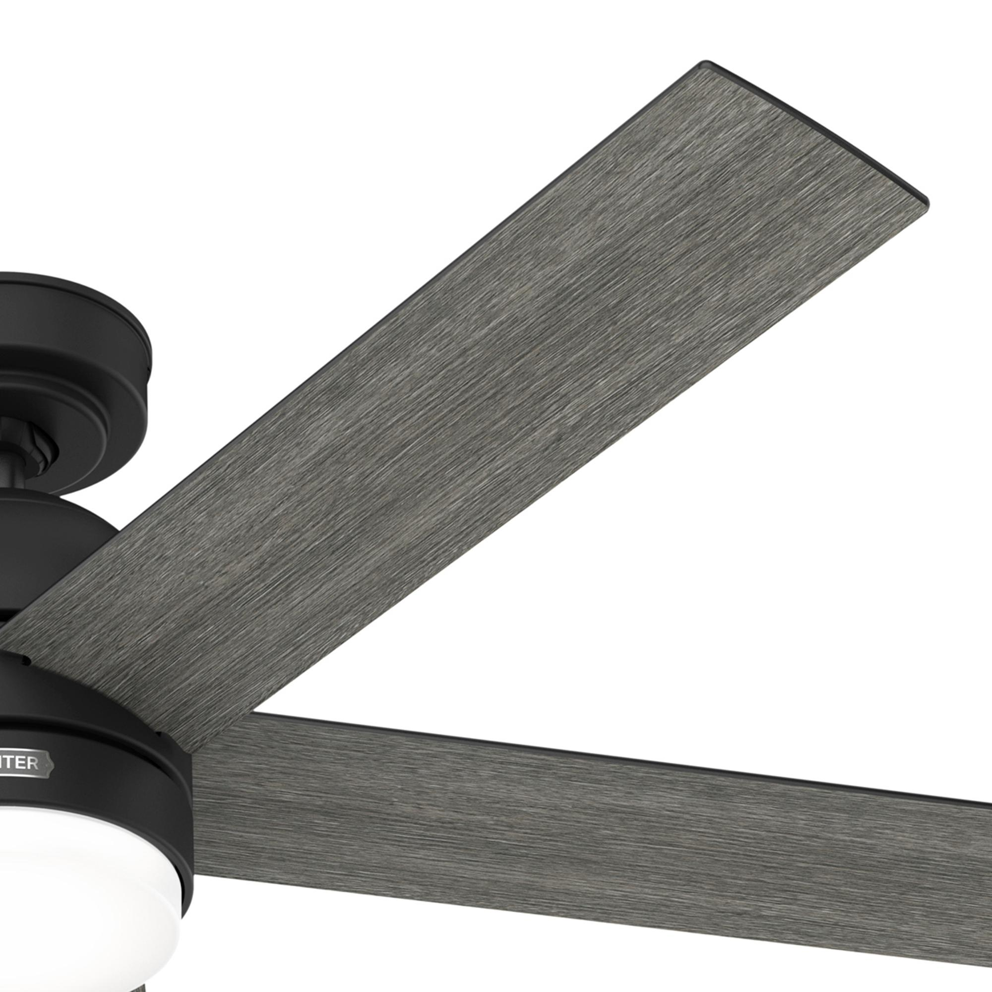 Nahaufnahme eines schwarzen Deckenventilators mit zwei grauen Holzflügeln.