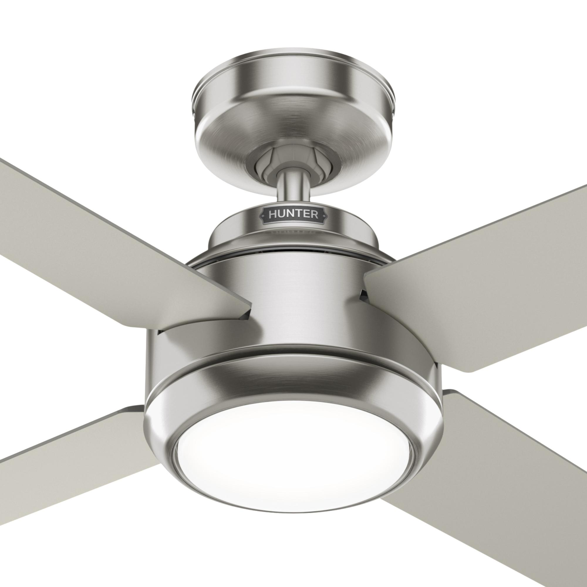 Nahaufnahme eines Deckenventilators mit vier Flügeln. Die Flügel sind silberfarben und die Oberfläche ist aus gebürstetem Nickel.